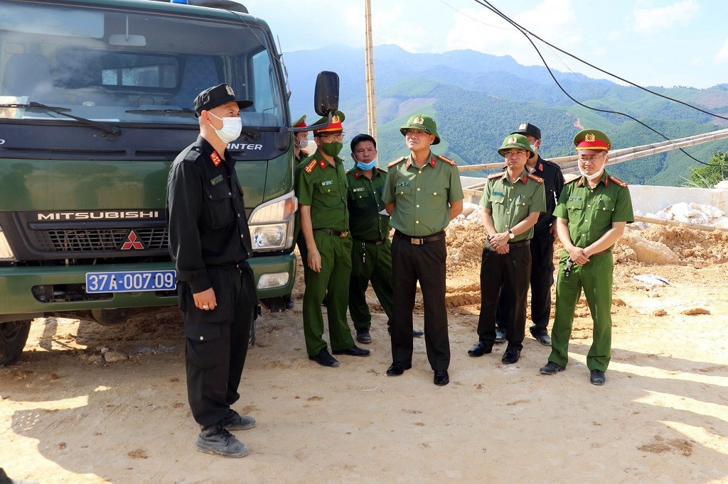 Lãnh đạo Công an tỉnh trực tiếp chỉ đạo tại hiện trường vụ án “Vi phạm quy định về nghiên cứu, thăm dò, khai thác tài nguyên”. Ảnh: Hồng Ngọc