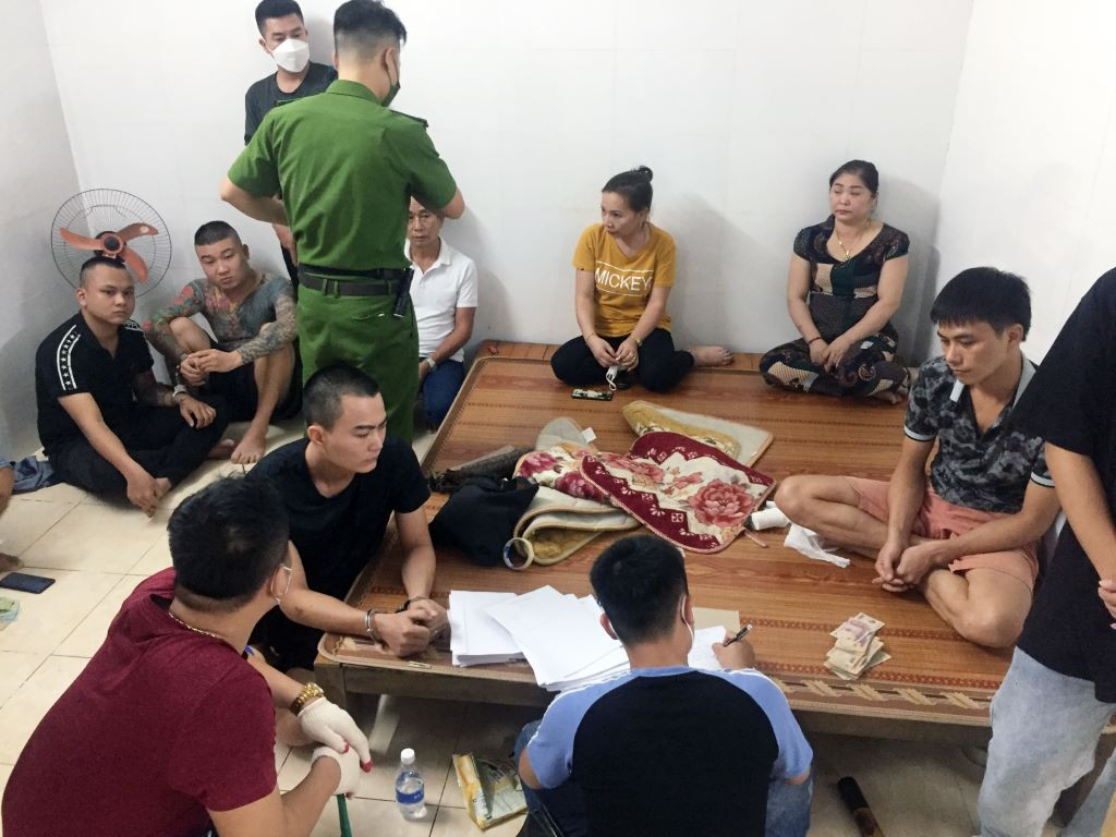 Lực lượng Công an đột kích bắt quả tang các đối tượng đánh bạc tại trại gà của Nguyễn Văn Đồng, thuộc xóm 6, xã Tràng Sơn, huyện Đô Lương. Ảnh: Bình Minh