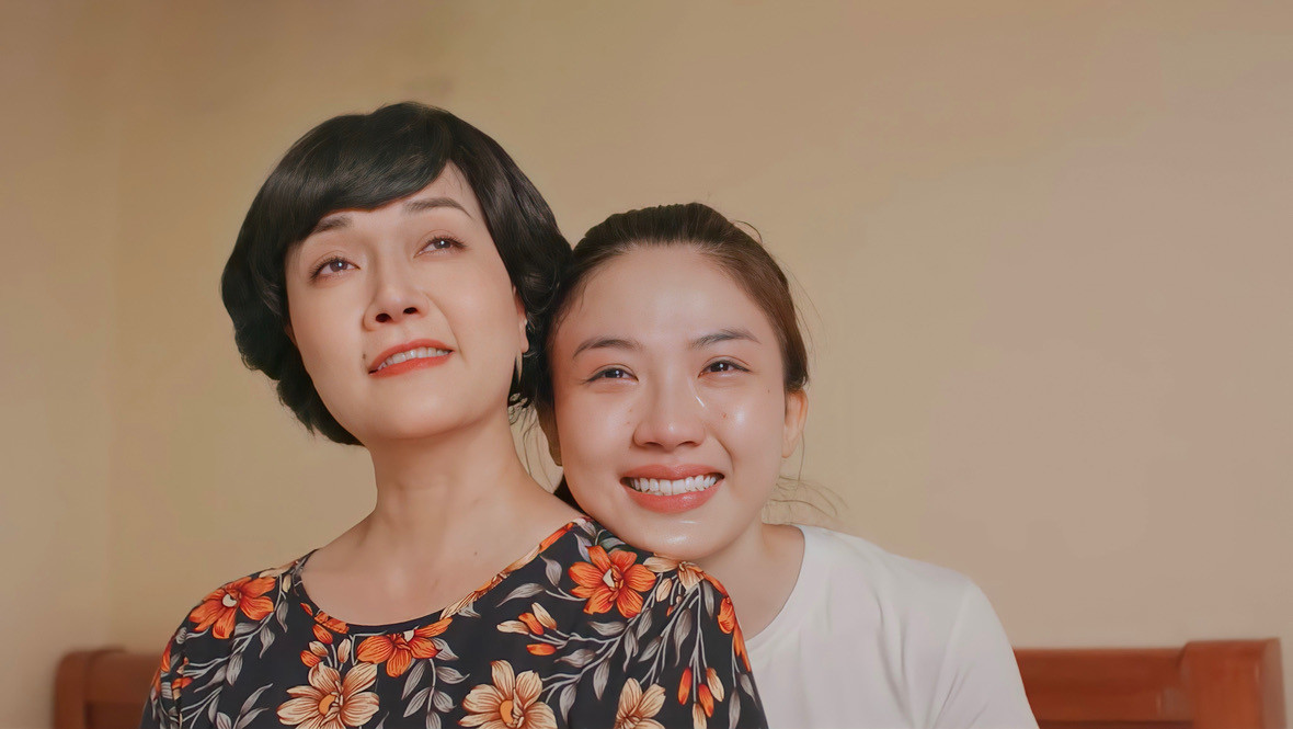 Vân Dung và Lương Thanh trong một cảnh phim lấy nhiều nước mắt của khán giả.