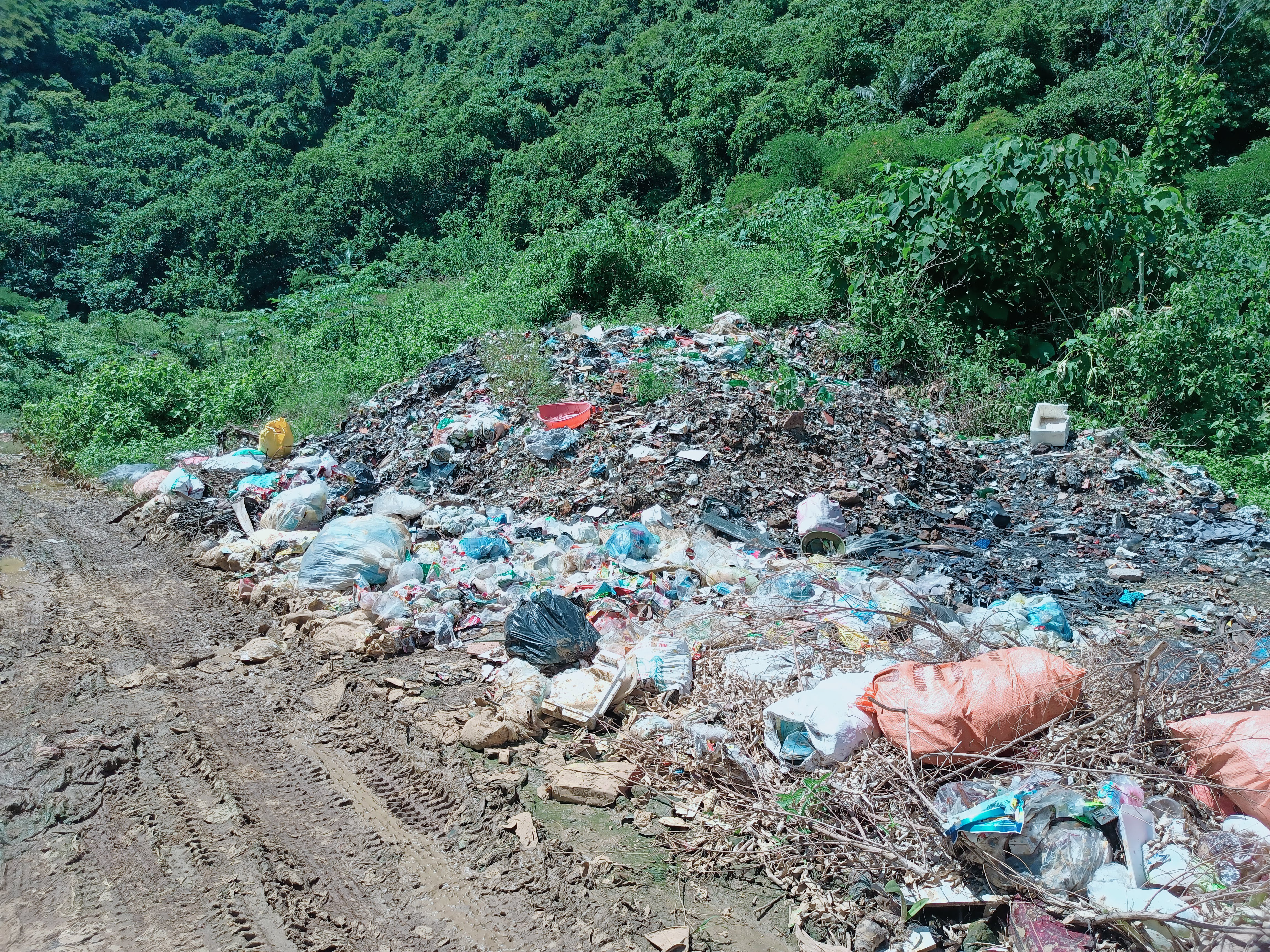 Hiện tại bãi rác này cũng chỉ chôn lấp theo kiểu truyền thống, thậm chí những lúc nắng lên, người dân đi nhặt phế liệu đã đốt rác gây ra ô nhiễm môi trường nghiêm trọng. Ảnh: Tiến Đông 