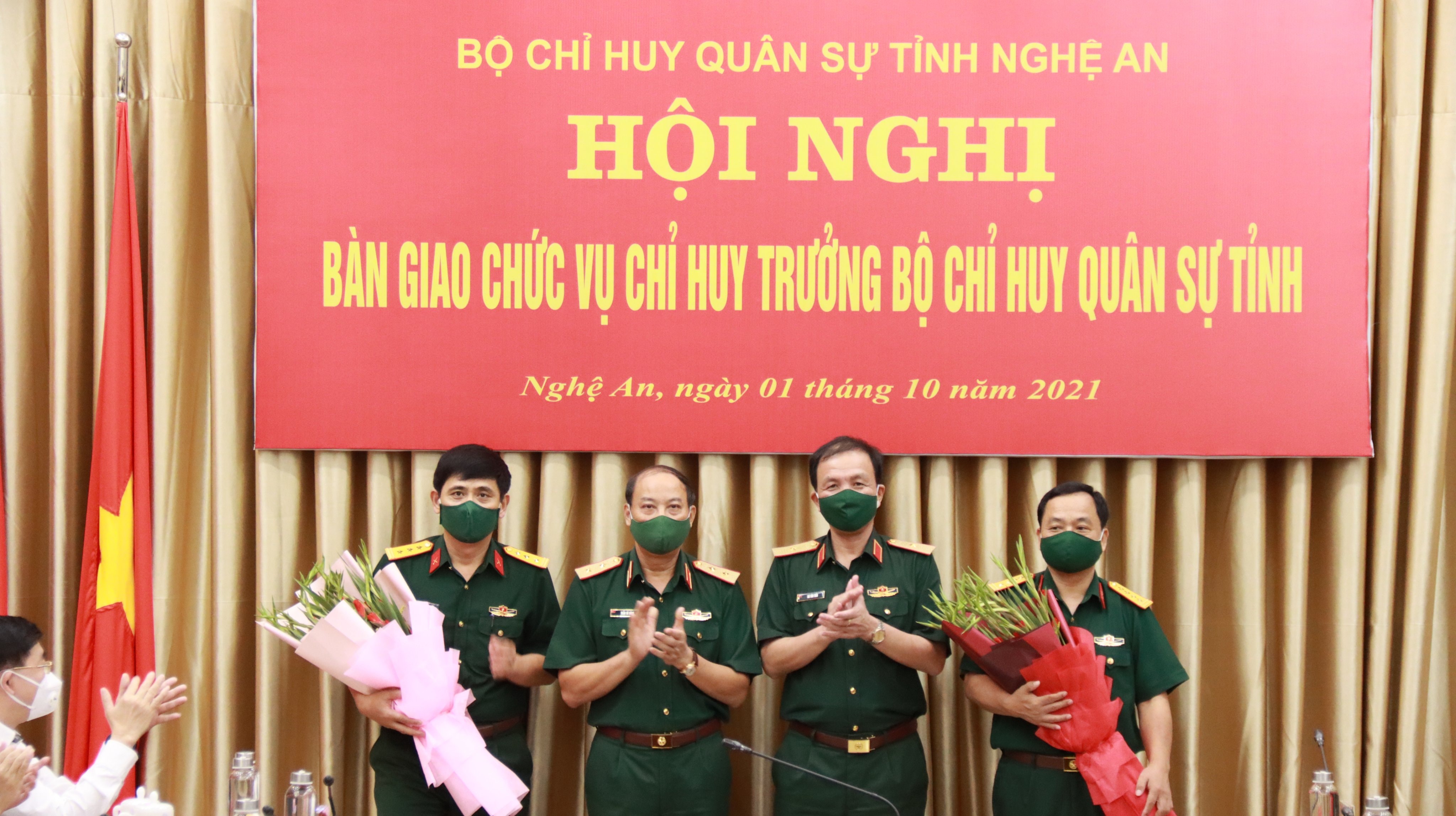 Lãnh đạo Quân khu 4 tặng hoa chúc mừng Đại tá Hà và Thượng tá Nghĩa. Ảnh: Tiến Hùng