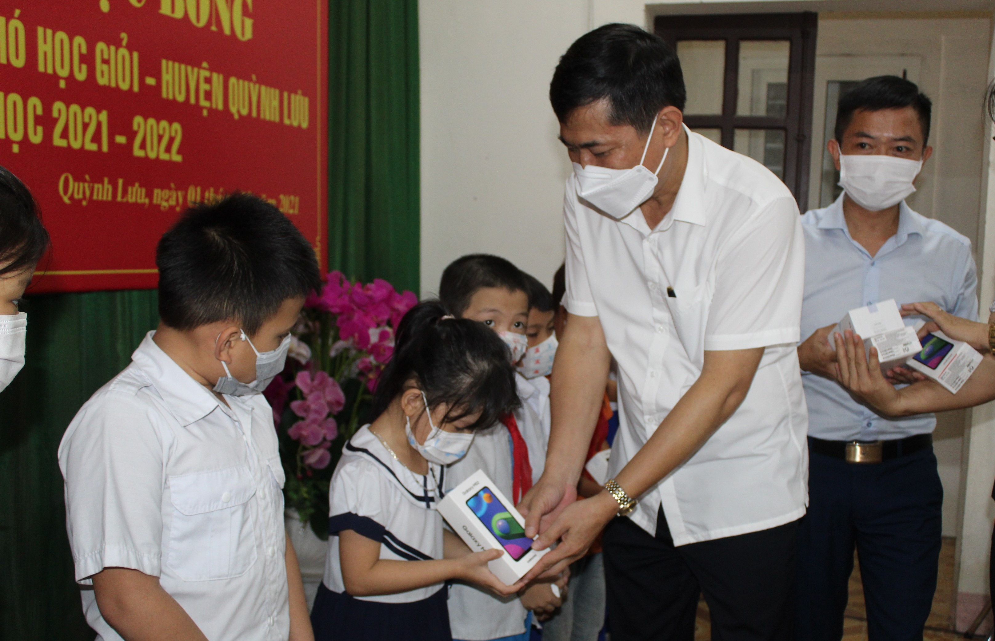 Giám đốc Sở Gi áo dục và Đào tạo tỉnh trao quà cho các học sinh. Ảnh: Thanh Toàn