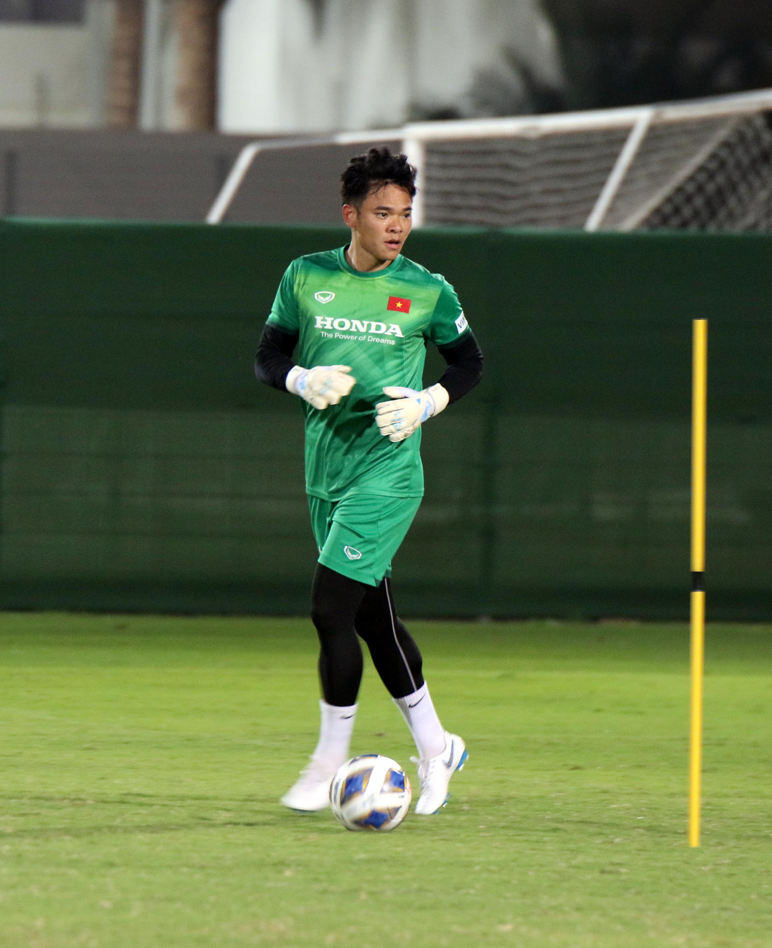 Thủ môn Trần Nguyên Mạnh đang tích cực tập luyện cùng đội tuyển quốc gia để chuẩn bị cho trận đấu tới gặp Trung Quốc và Oman. Ảnh: VFF