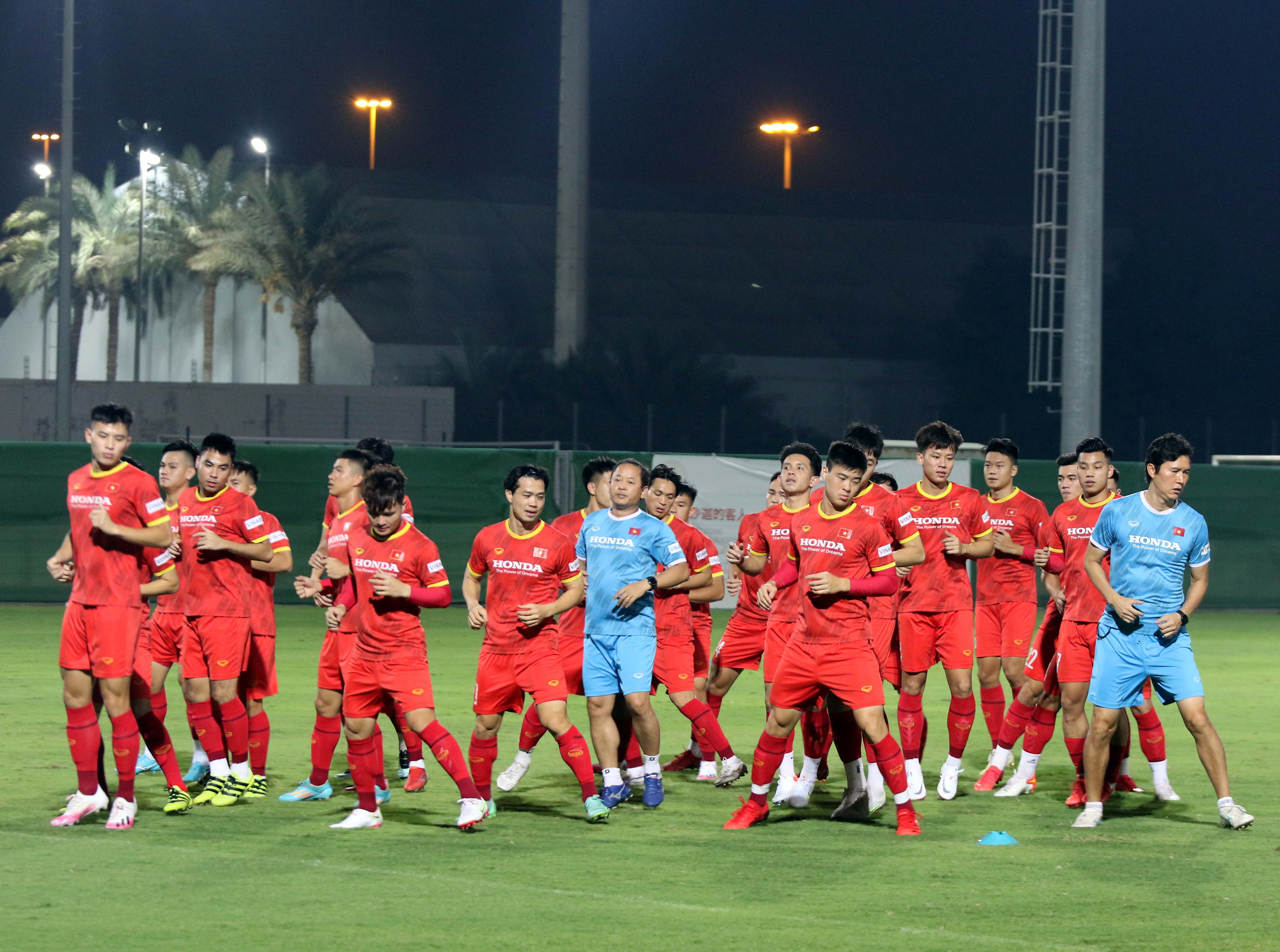 Đội tuyển Việt Nam trong buổi tập đầu tiên trên sân của UAE. Ảnh: VFF