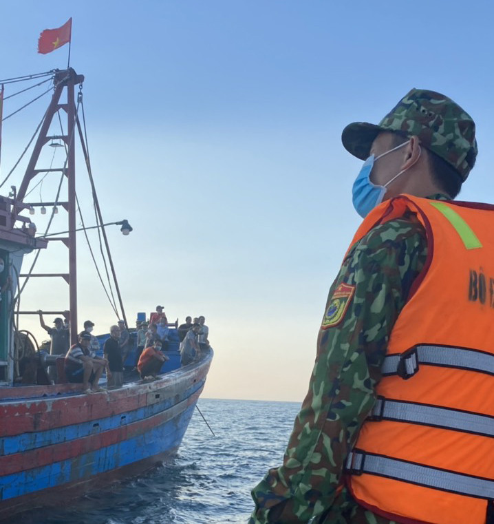 Lực lượng Bộ đội Biên phòng tiếp cận tàu của ngư dân để tìm kiếm nạn nhân. Ảnh: Anh Bách