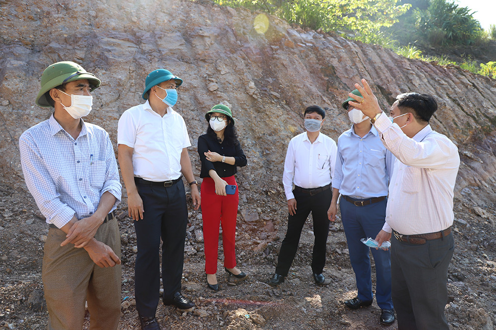 Lãnh đạo huyện Hưng Nguyên và nhà đầu tư kiểm tra tiến độ thực hiện dự án