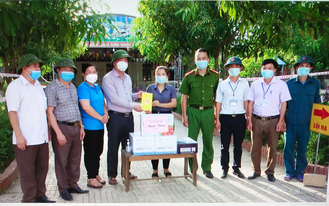 Đại diện các tổ chức, đoàn thể huyện Anh Sơn trao quà tại Diểm cách ly ở Trường MN Khai Sơn. Ảnh: PV