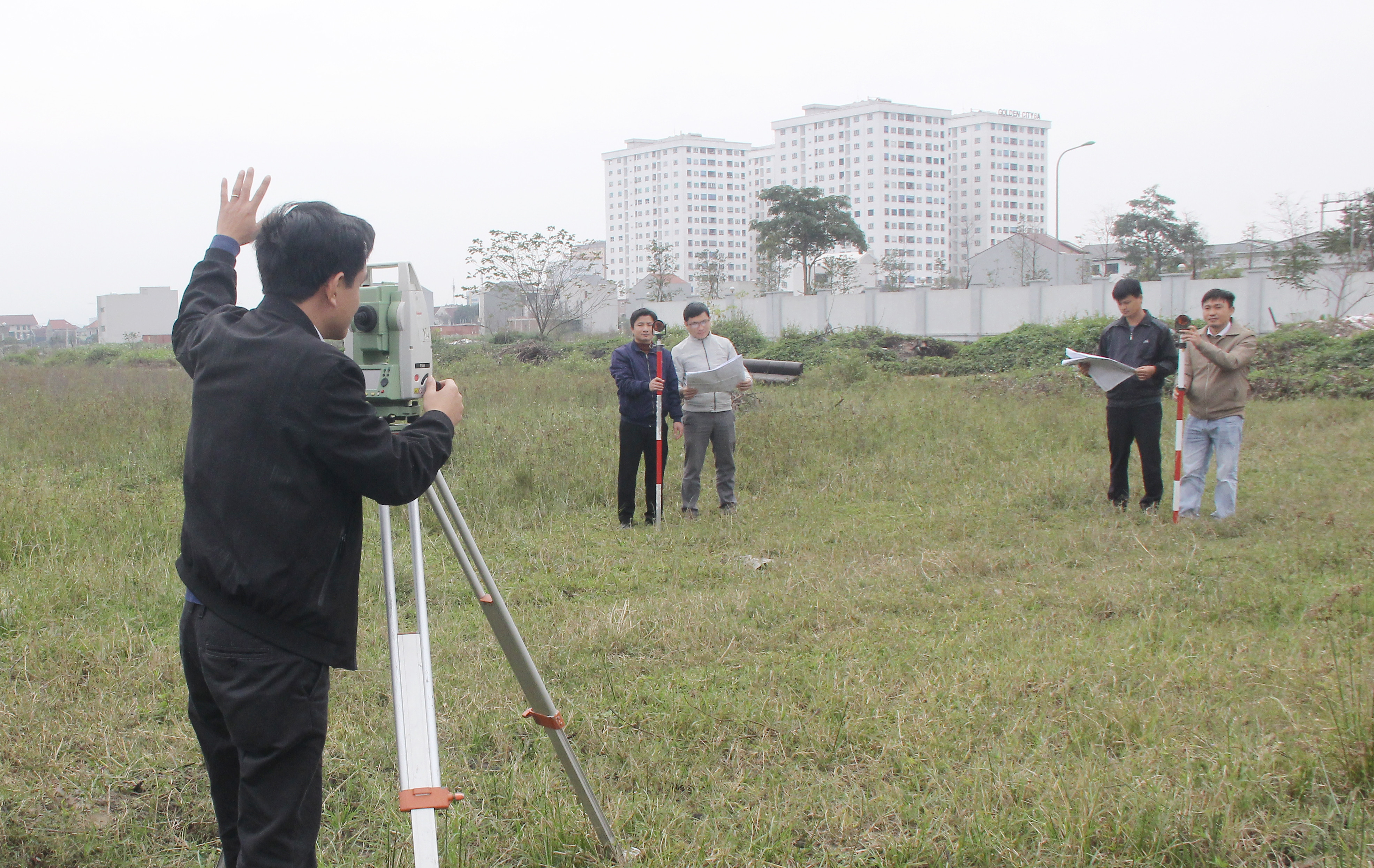 Cán bộ ngành Tài Nguyên và Môi trường triển khai đo đạc chỉnh lý bản đồ địa chính phục vụ GPMB, giao đất, cấp GCN dự án trọng điểm. Ảnh: Mai Hoa