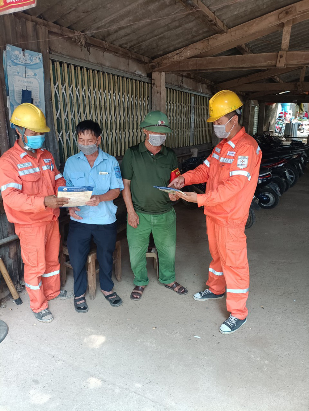  Công nhân Điện lực Nghĩa Đàn - Thái Hòa, phát tờ rơi và hướng dẫn An toàn PCCC trong sử dụng điện đến từng người dân