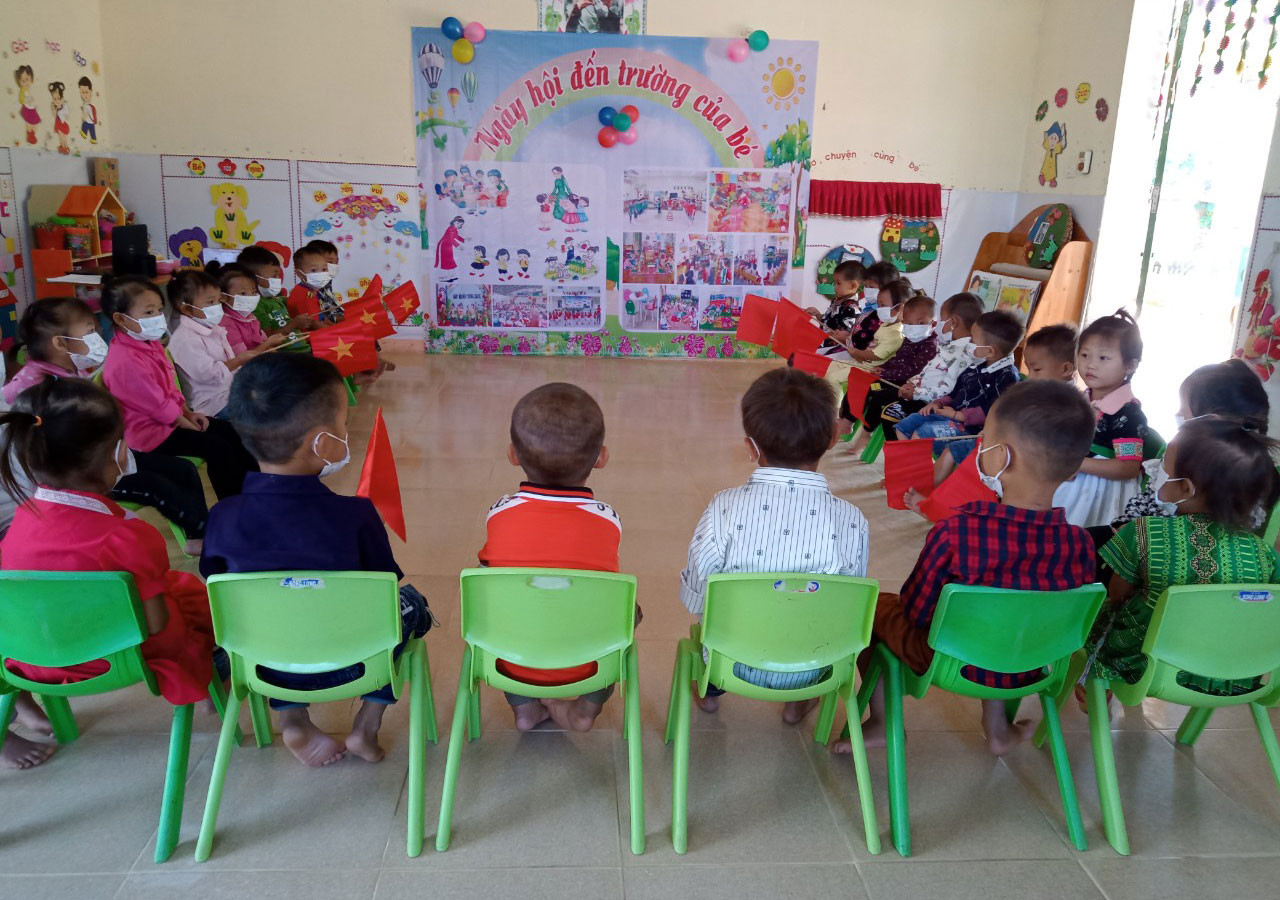 Giờ học đầu tiên của trẻ em vùng biên giới huyện Kỳ Sơn. Ảnh: ĐT