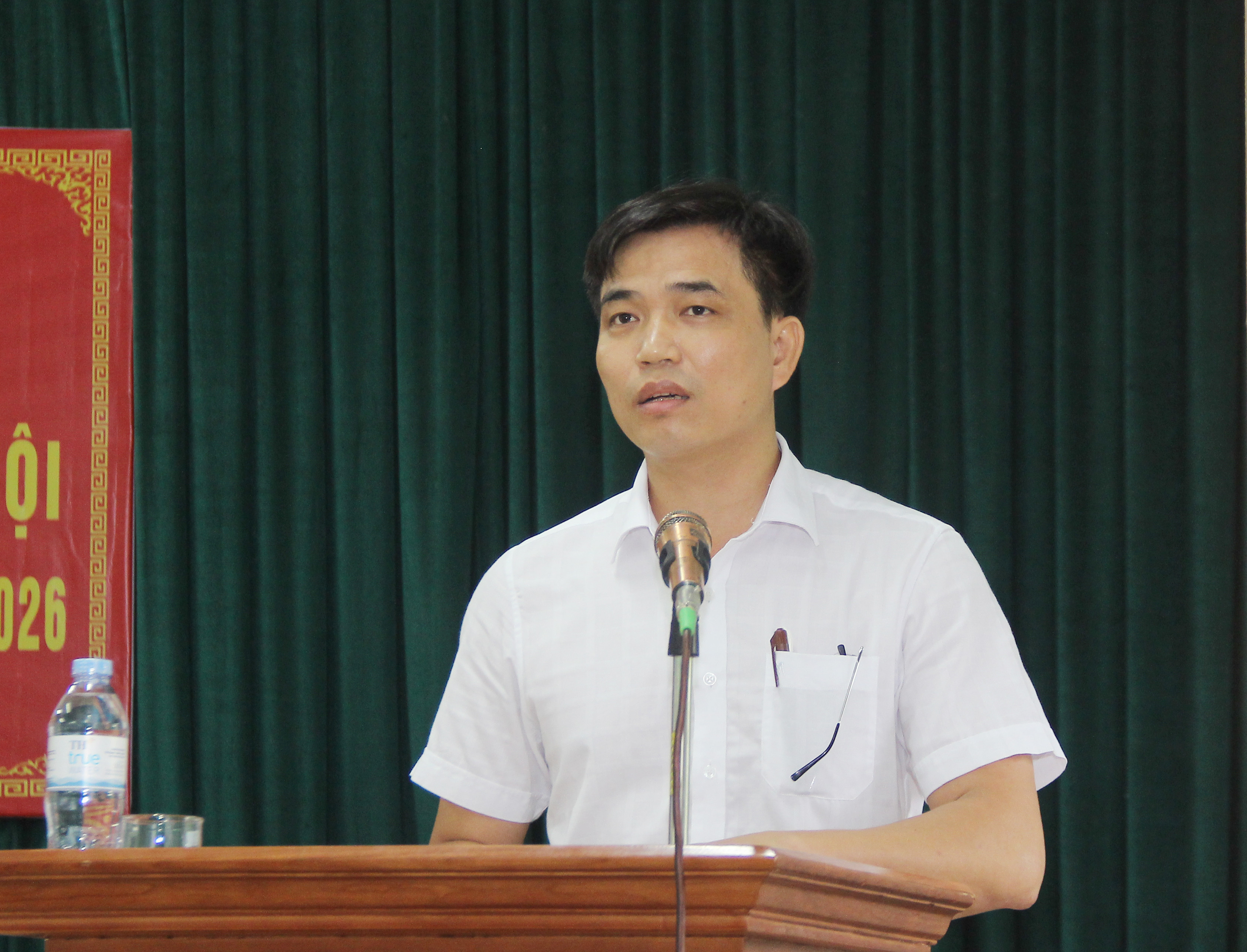 Phó Chủ tịch UBND huyện Yên Thành - Nguyễn Văn Dương giải trình một số vấn đề thuộc thẩm quyền. Ảnh: Mai Hoa