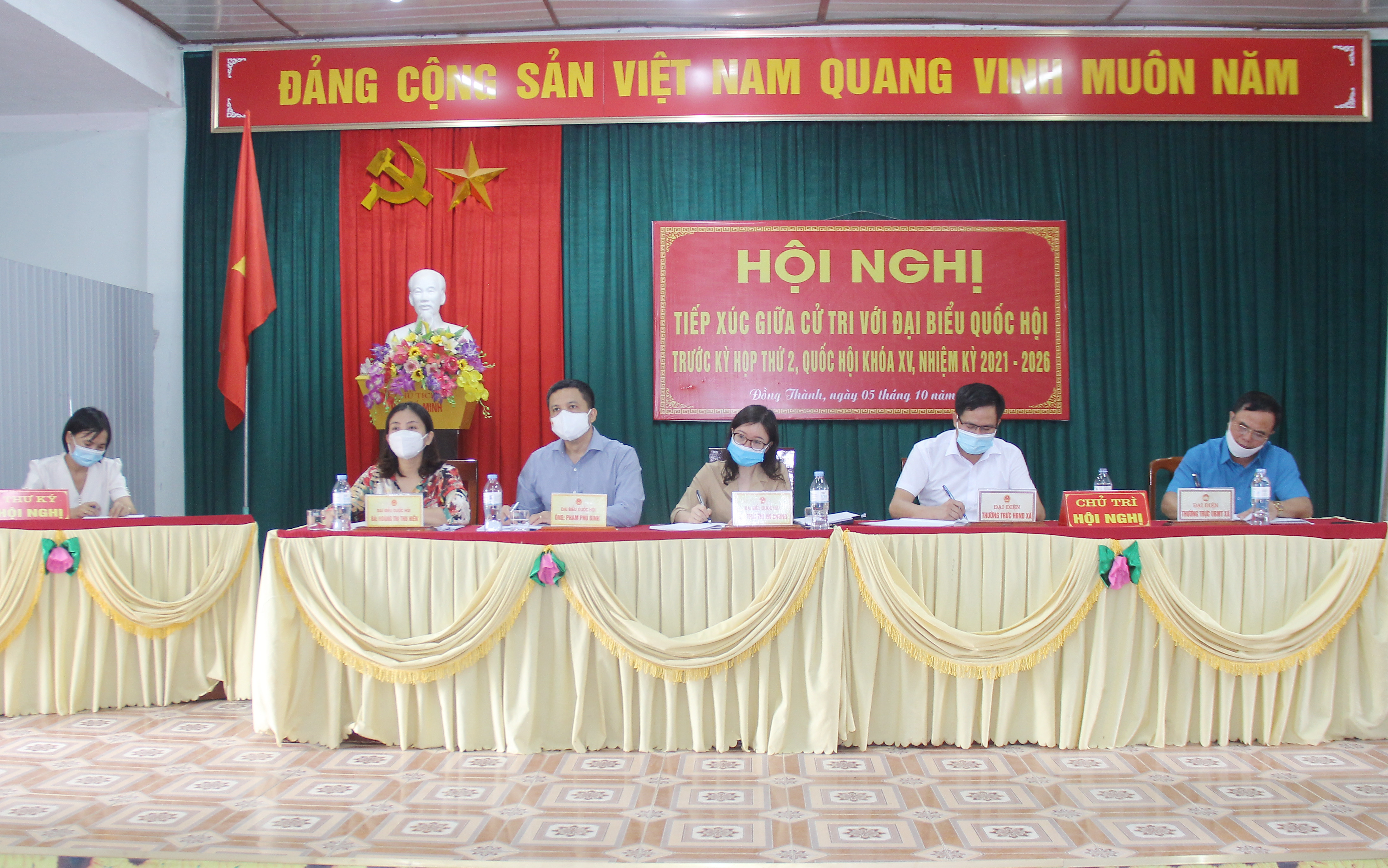 Các đại biểu Quốc hội thuộc đơn vị bầu cử số 3 tiếp xúc cử tri huyện Yên Thành. Ảnh: Mai Hoa