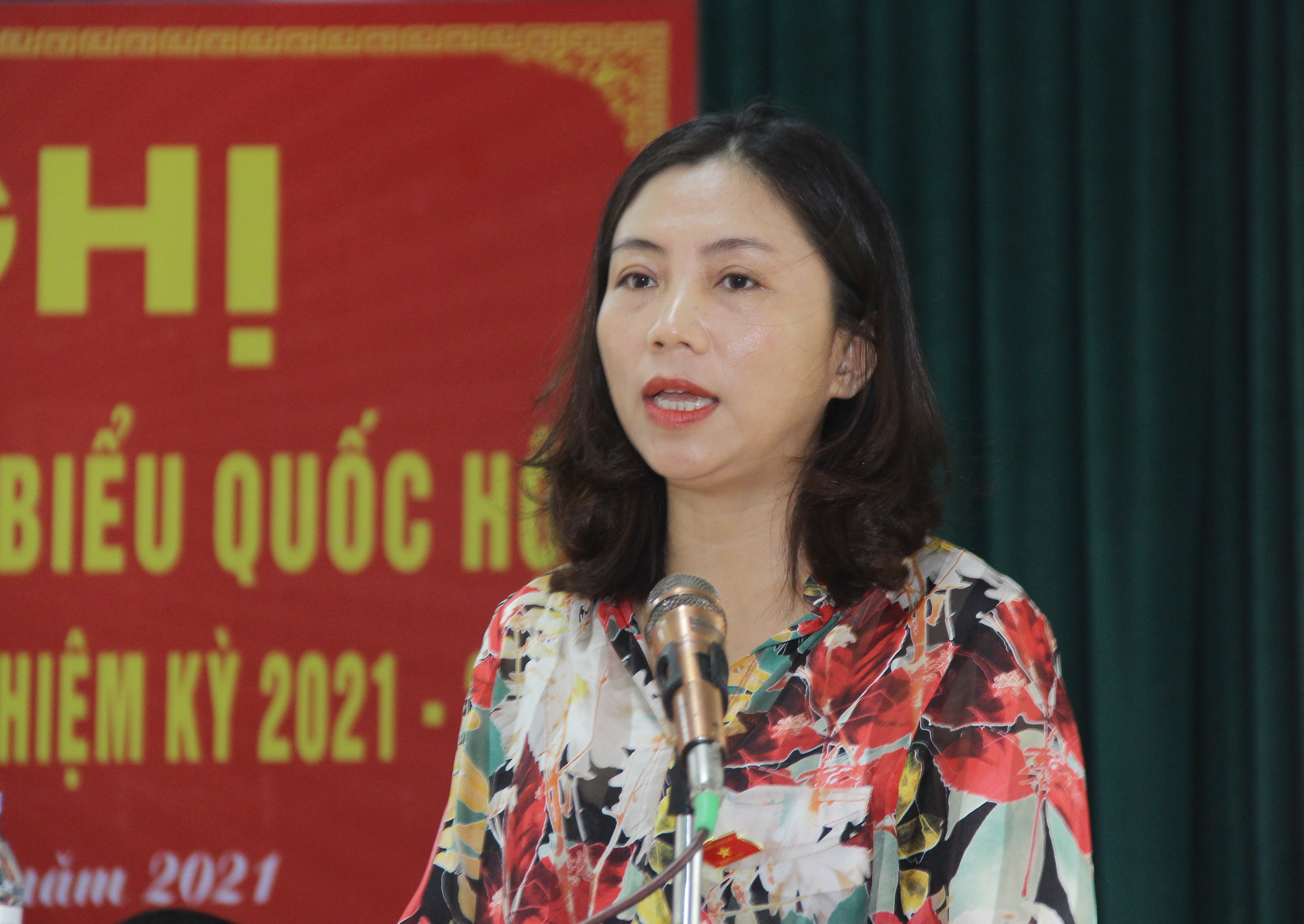 đại biểu Hoàng Thị Thu Hiền - Phó Chủ tịch Hội LHPN tỉnh đã thông báo trước cử tri về dự kiến nội dung kỳ họp thứ 2, Quốc hội khóa XV. Ảnh: Mai Hoa