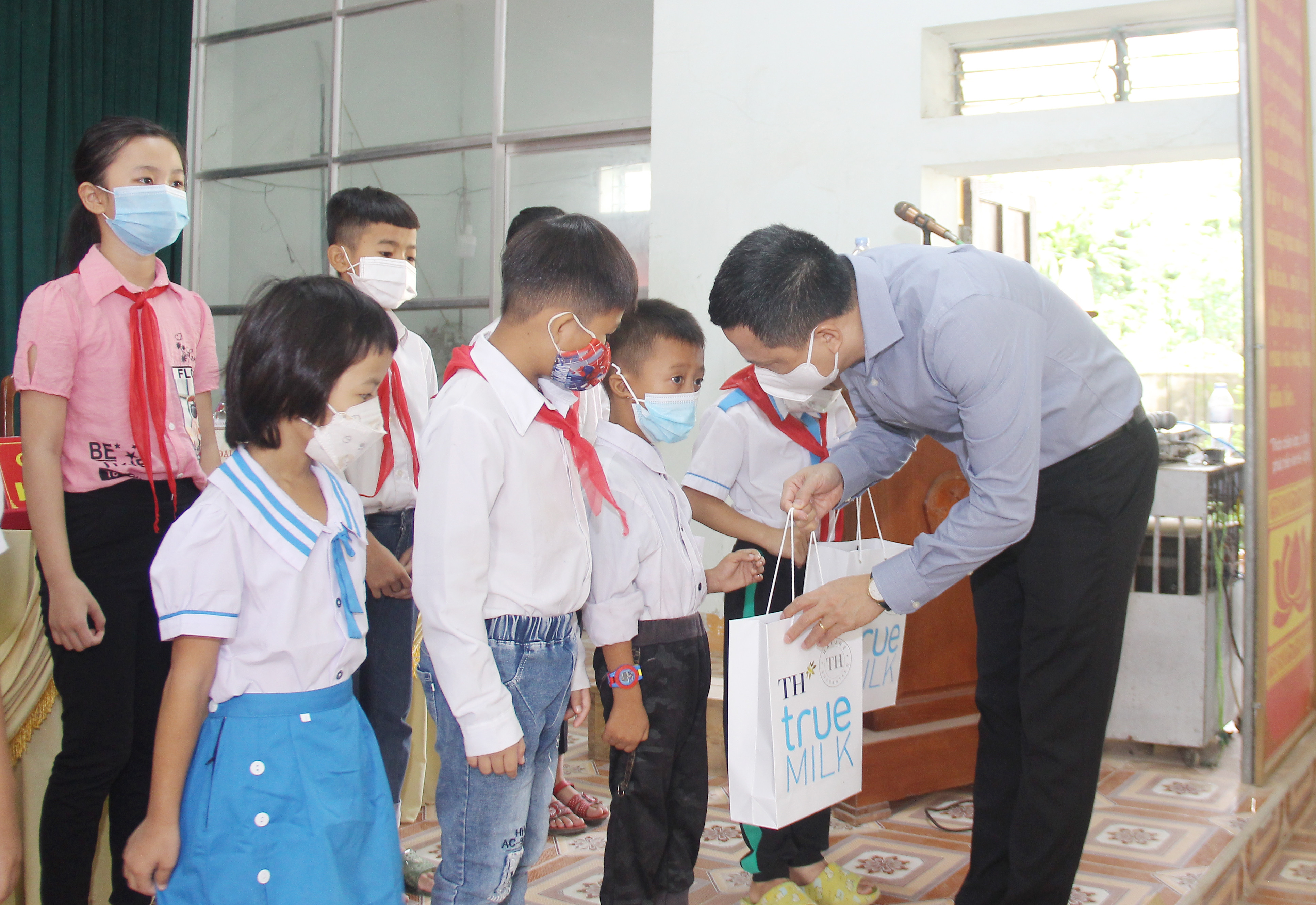 các đại biểu Quốc hội tỉnh đã trao 20 suất quà cho học sinh bậc tiểu học và trung học cơ sở trên địa bàn xã Đồng Thành. Ảnh: Mai Hoa