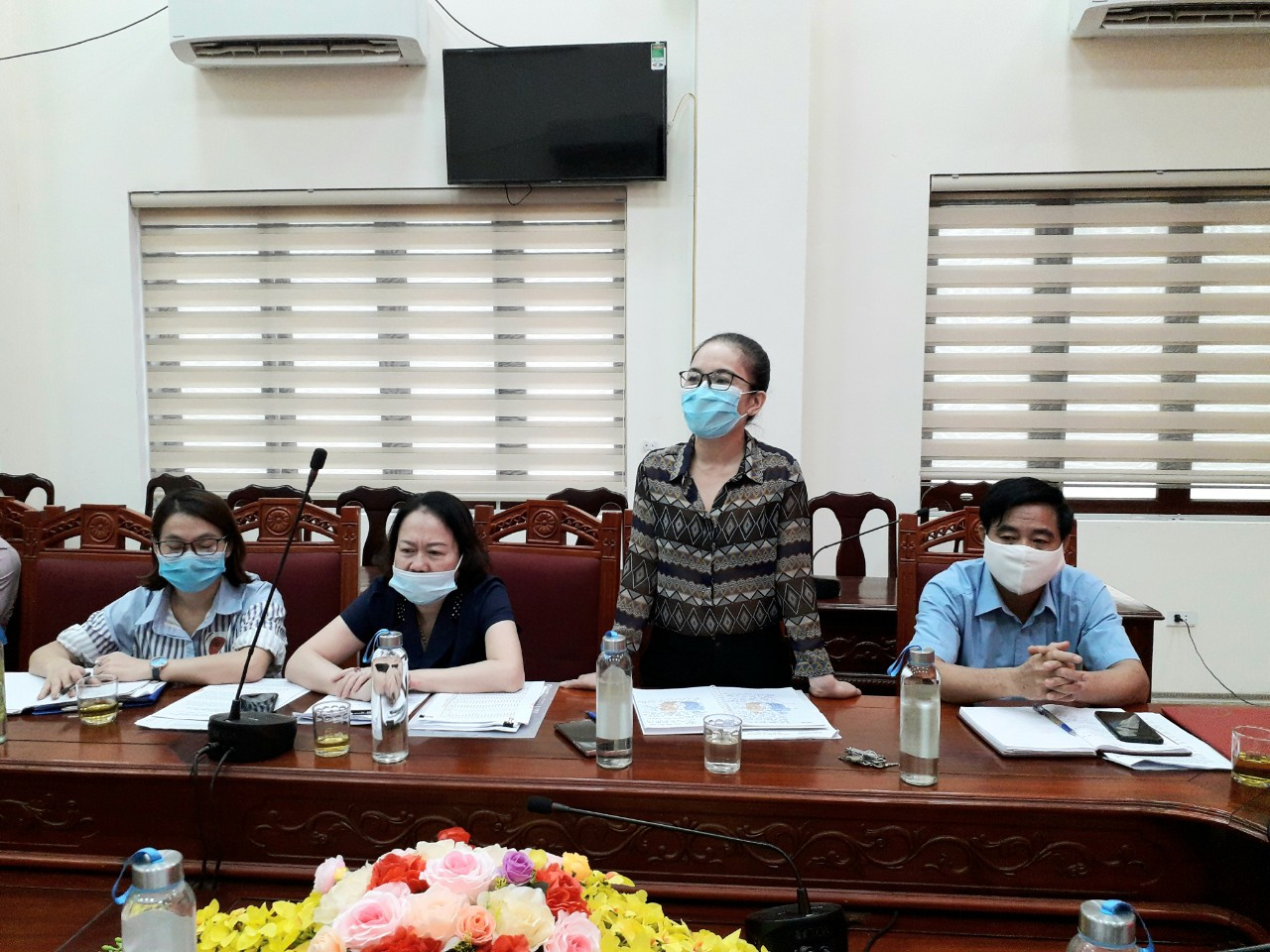 Đại diện UBND huyện Đô Lương báo cáo về công tác chi trả trợ cấp xã hội trên địa bàn. Ảnh Nguyễn Thị Vân