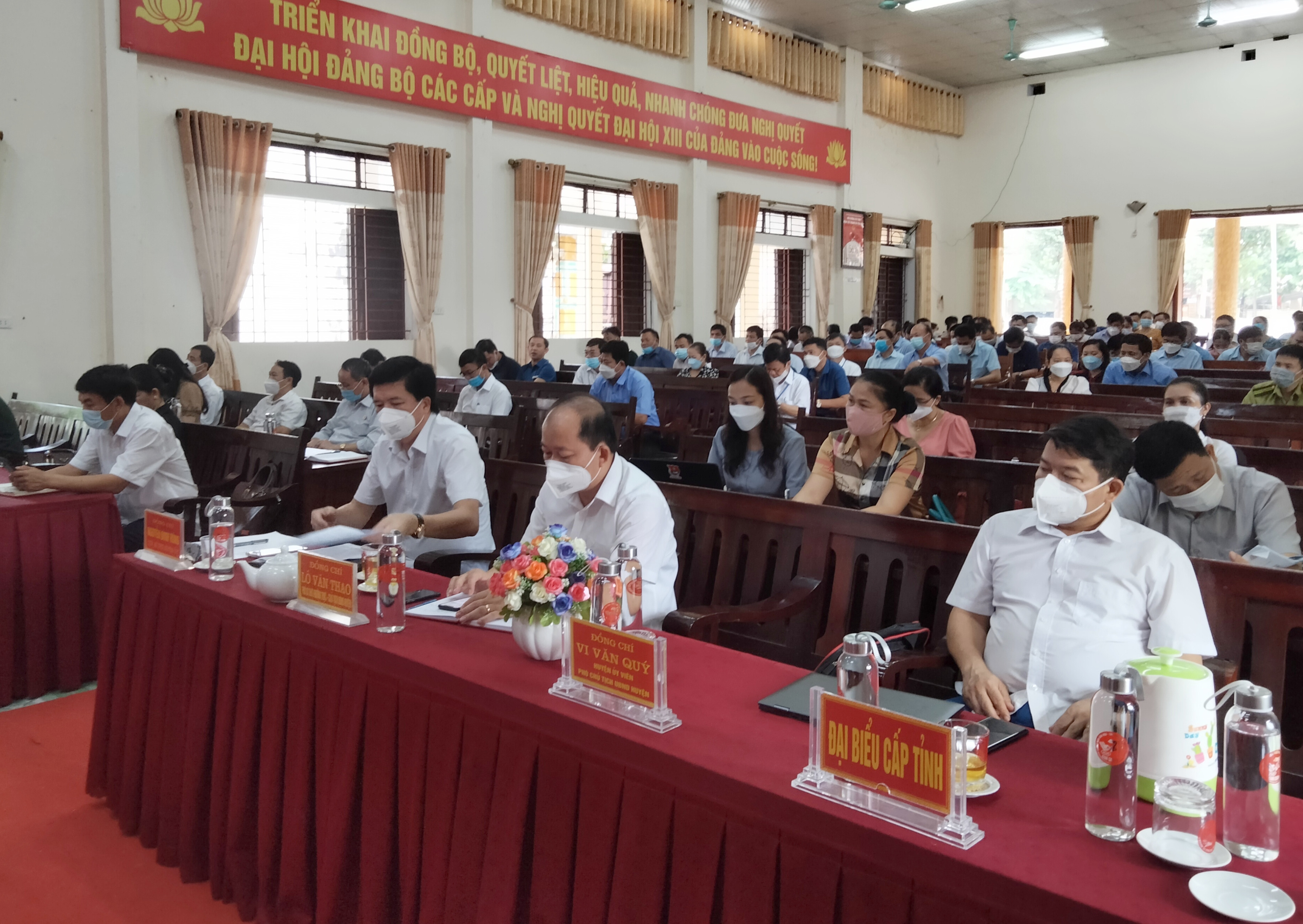 Tham dự hội nghị tiếp xúc cử tri Đại diện văn phòng Đoàn đại biểu Quốc hội và HĐND tỉnh Nghệ An, đại diện các sở ban ngành cấp tỉnh. Ảnh Thu Trang