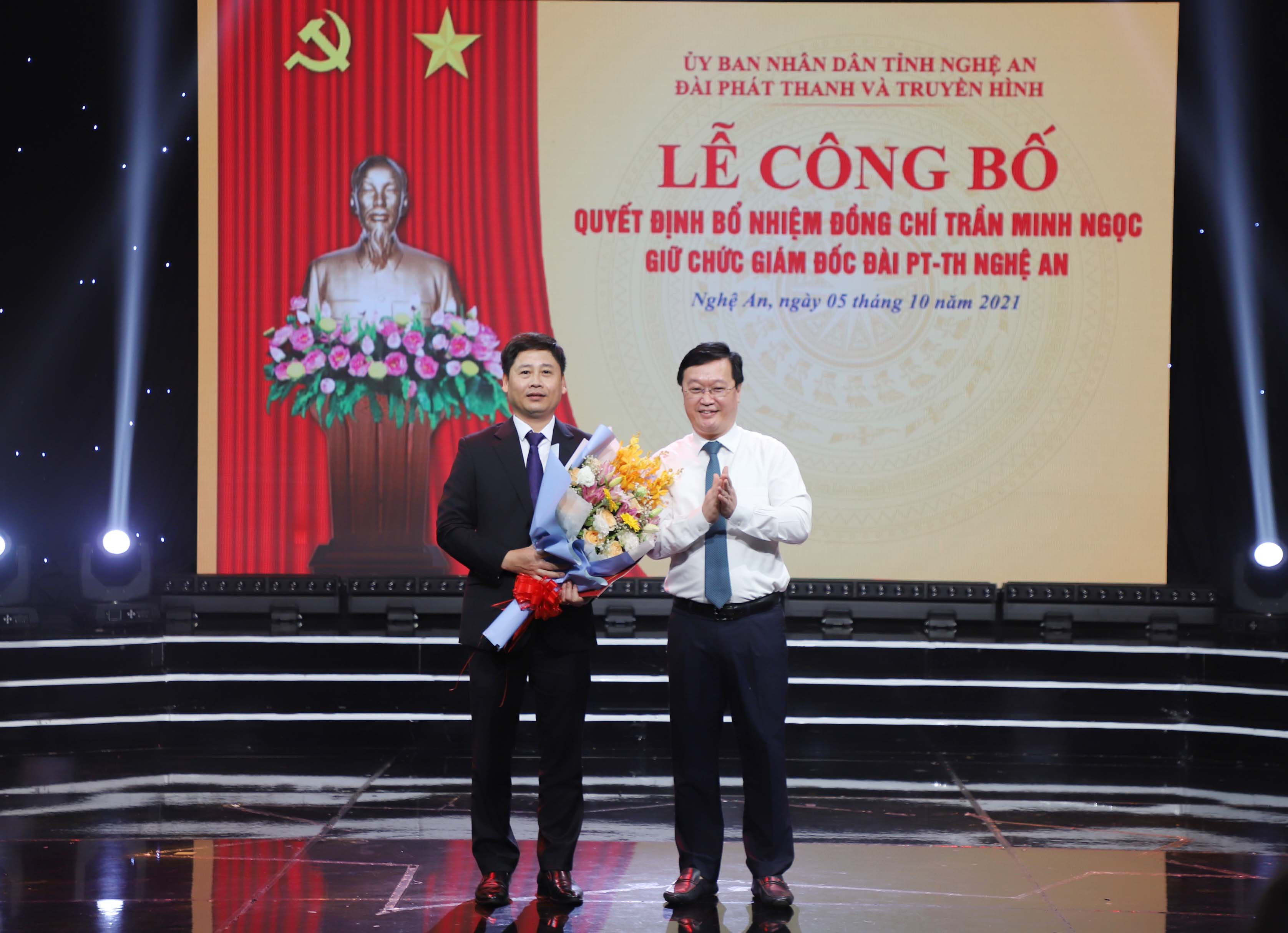 Đồng chí Nguyễn Đức Trung - Chủ tịch UBND tỉnh trao quyết định và tặng hoa chúc mừng đồng chí Trần Minh Ngọc. Ảnh: Phạm Bằng
