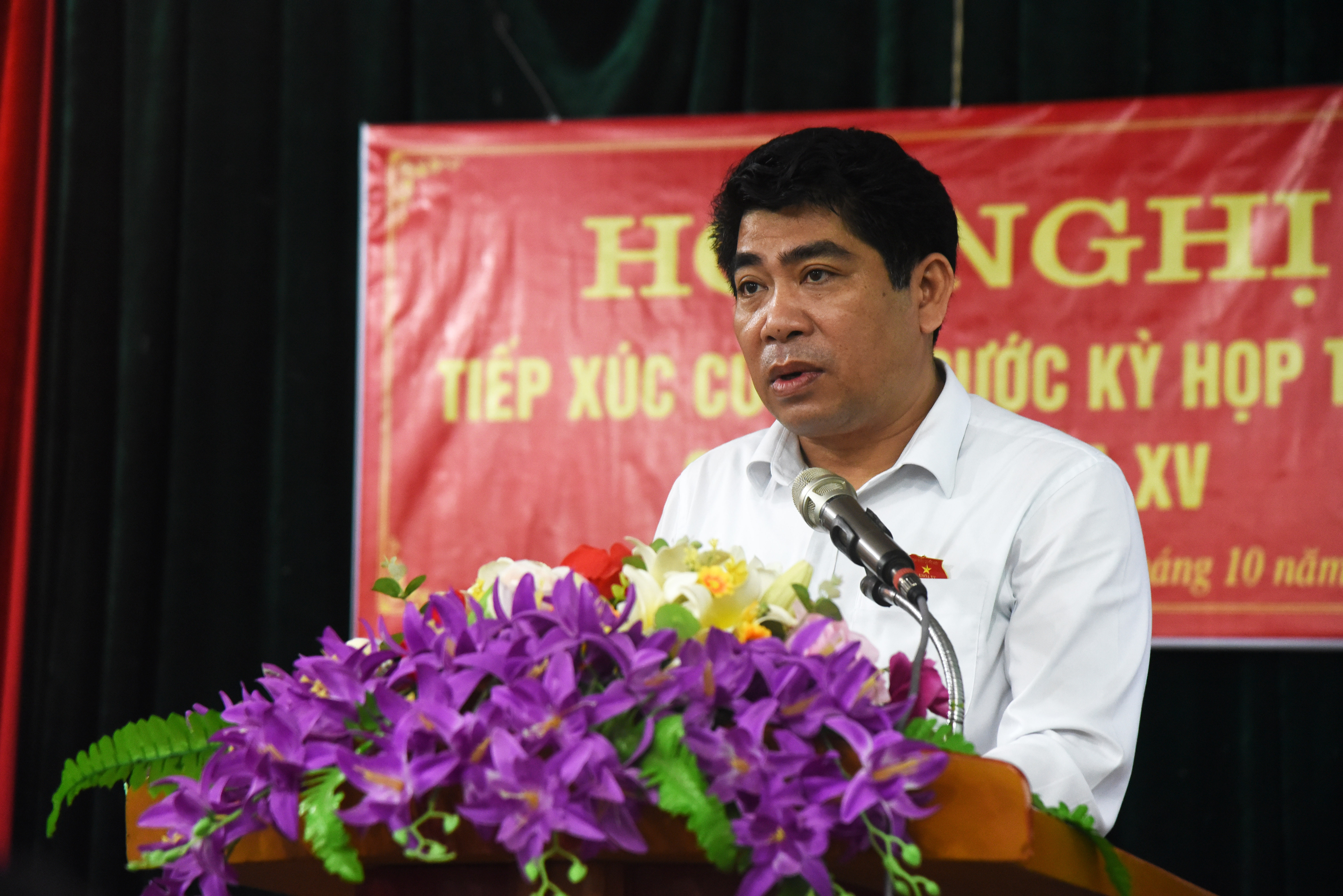 Đại biểu Vi Văn Sơn - Trưởng ban Dân tộc tỉnh tiếp thu các ý kiến cử tri. Ảnh: TG