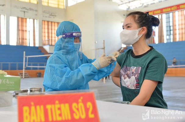 Ngày hôm qua 4/10 Nghệ An đã bắt đầu tiêm vắc xin Vero-Cell cho người dân và các doanh nghiệp. Ảnh: Thành Cường