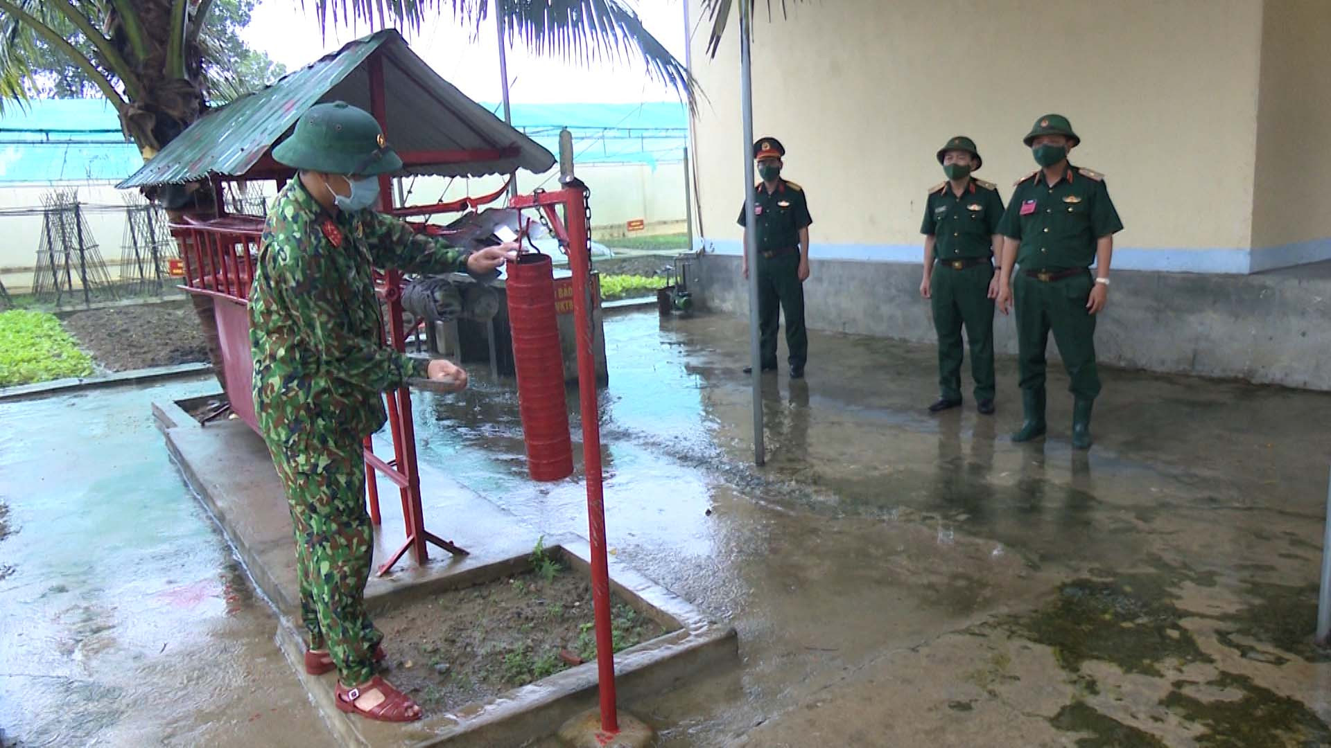 Thiếu tướng Hà Thọ Bình, Phó Tư lệnh, Tham mưu Quân khu 4 kiểm tra Ban CHQS huyện Hưng Nguyên, tỉnh Nghệ An.