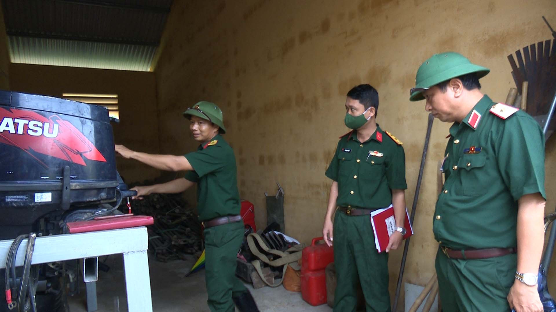 Thiếu tướng Hà Thọ Bình, Phó Tư lệnh, Tham mưu trưởng Quân khu 4 kiểm tra Ban CHQS huyện Nam Đàn, tỉnh Nghệ An.