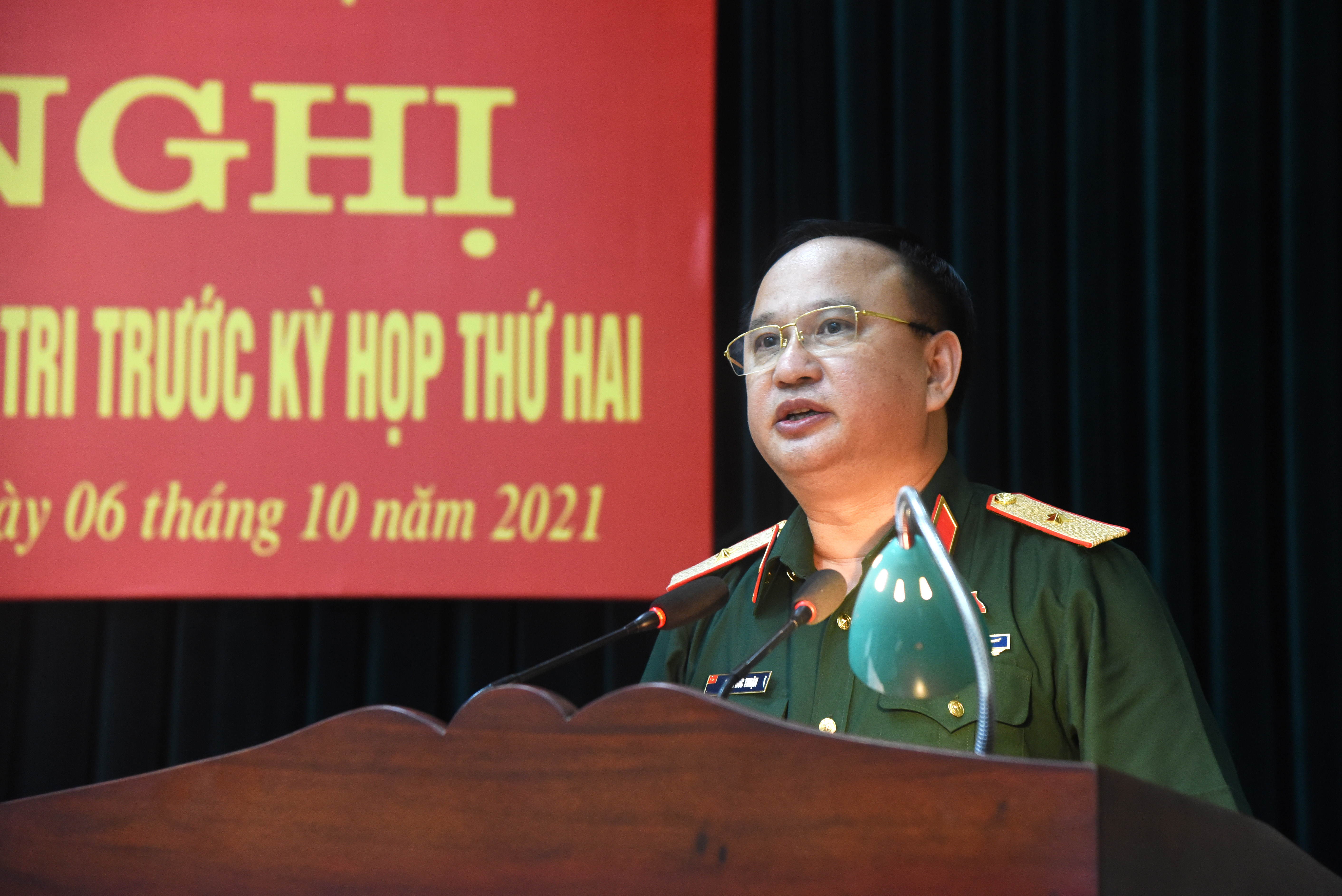Thiếu tướng Trần Đức Thuận - Ủy viên Thường trực Ủy ban Quốc phòng và An ninh của Quốc hội báo cáo trước cử tri thị xã Thái Hòa về dự kiến chương trình, nội dung kỳ họp thứ hai. Ảnh: TG