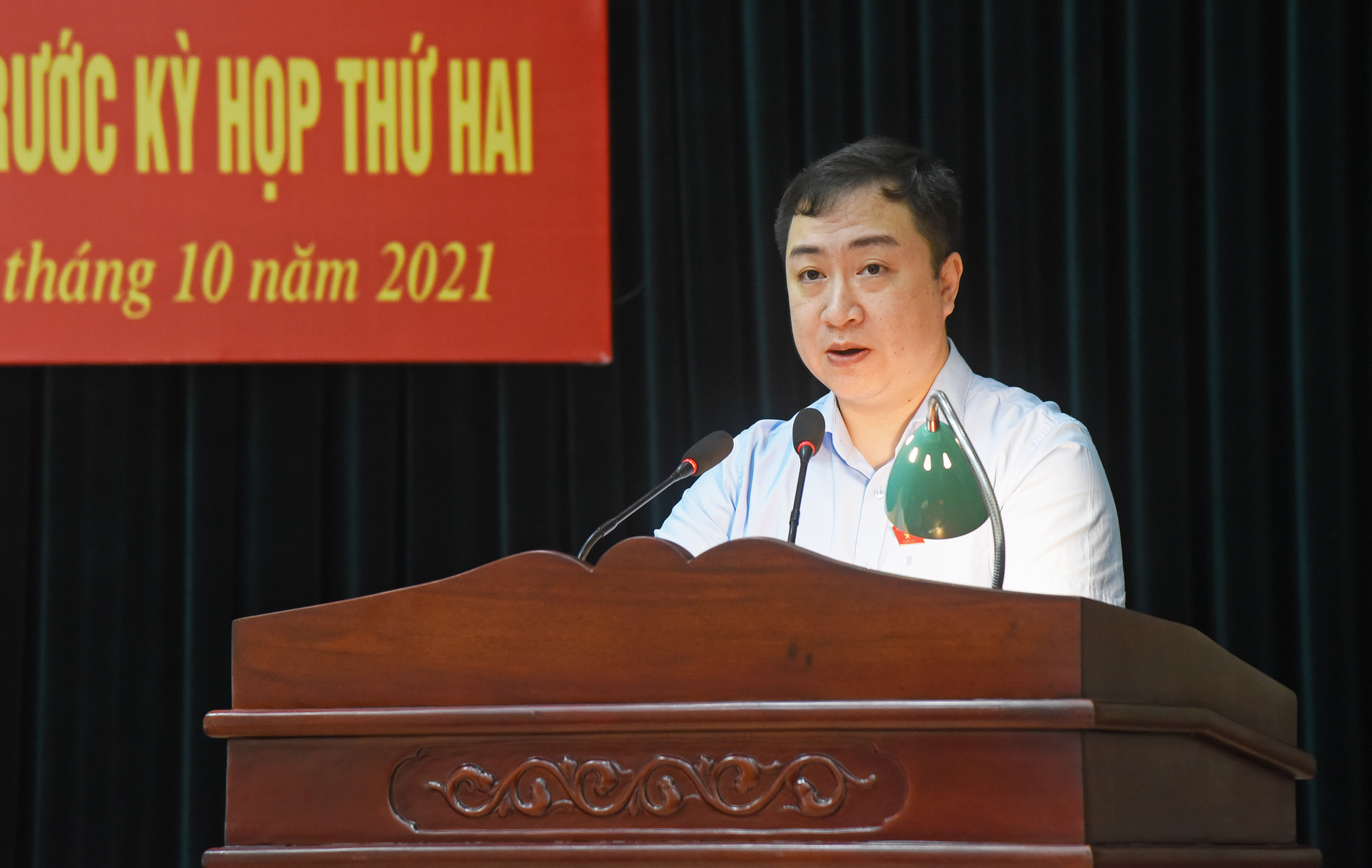 Đại biểu Đặng Xuân Phương - Phó Chủ nhiệm Ủy ban Văn hóa, Giáo dục của Quốc hội tiếp thu các ý kiến cử tri. Ảnh: TG