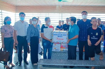 Đoàn giám sát HĐND tỉnh tặng quà cơ sở bảo trợ xã hội Thiện Tâm. Ảnh Nguyễn Thị Vân