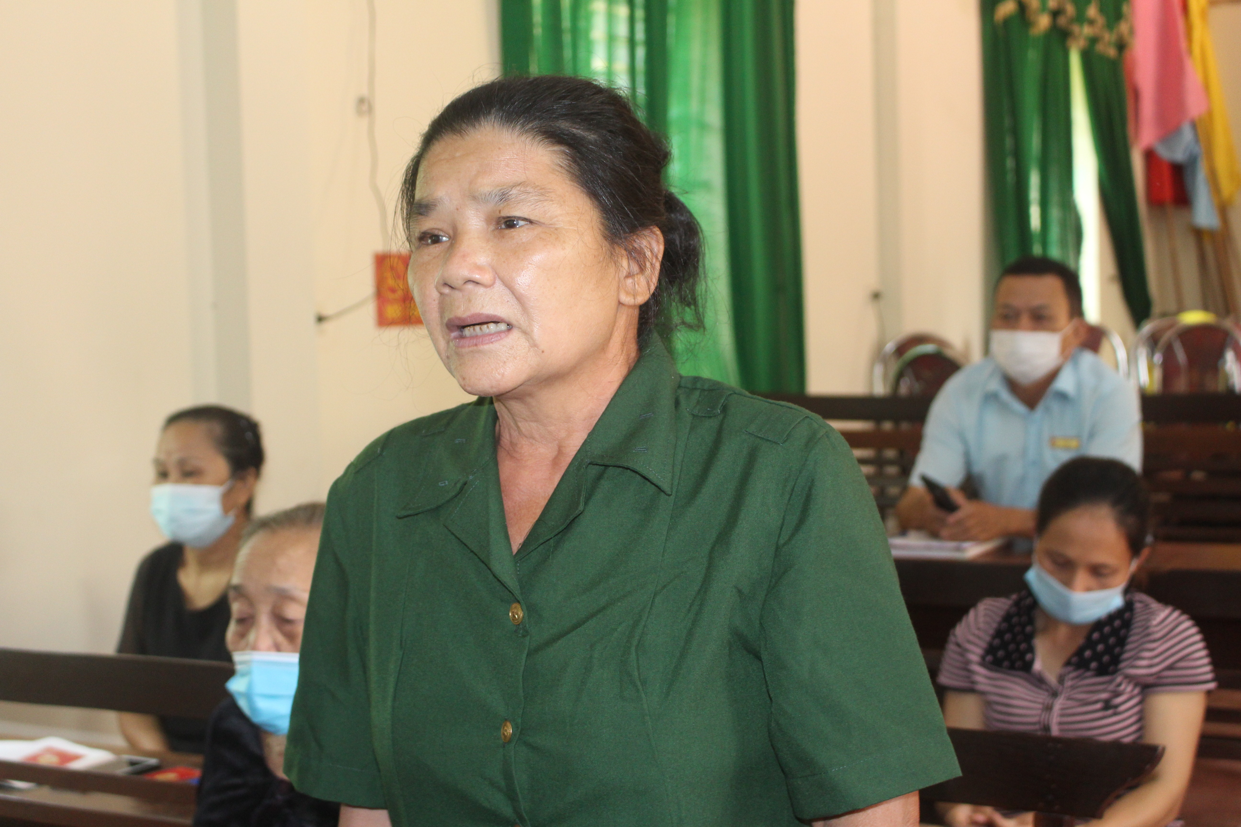 Đảng viên tham gia thảo luận tại sinh hoạt chi bộ. Ảnh Bảo Hân