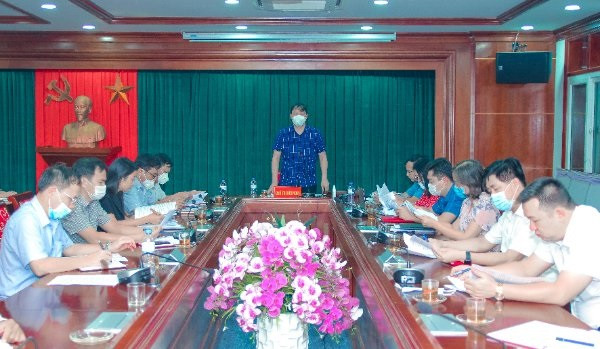 Đoàn giám sát HĐND tỉnh làm việc với UBND huyện Yên Thành. Ảnh Nguyễn Thị Vân