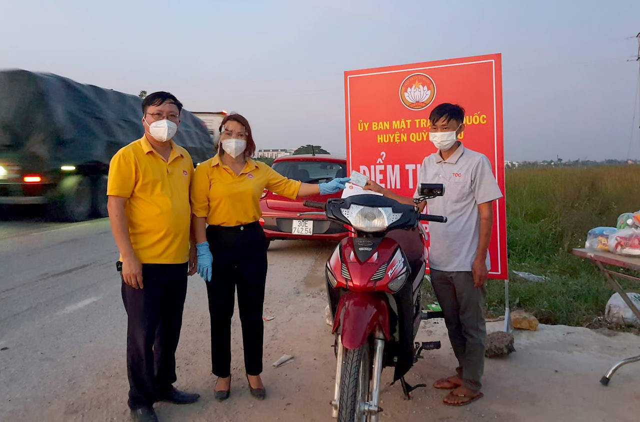UB MTTQ huyện Quỳnh Lưu hỗ trợ xe máy cho người dân tỉnh bạn về quê. Ảnh: P.V