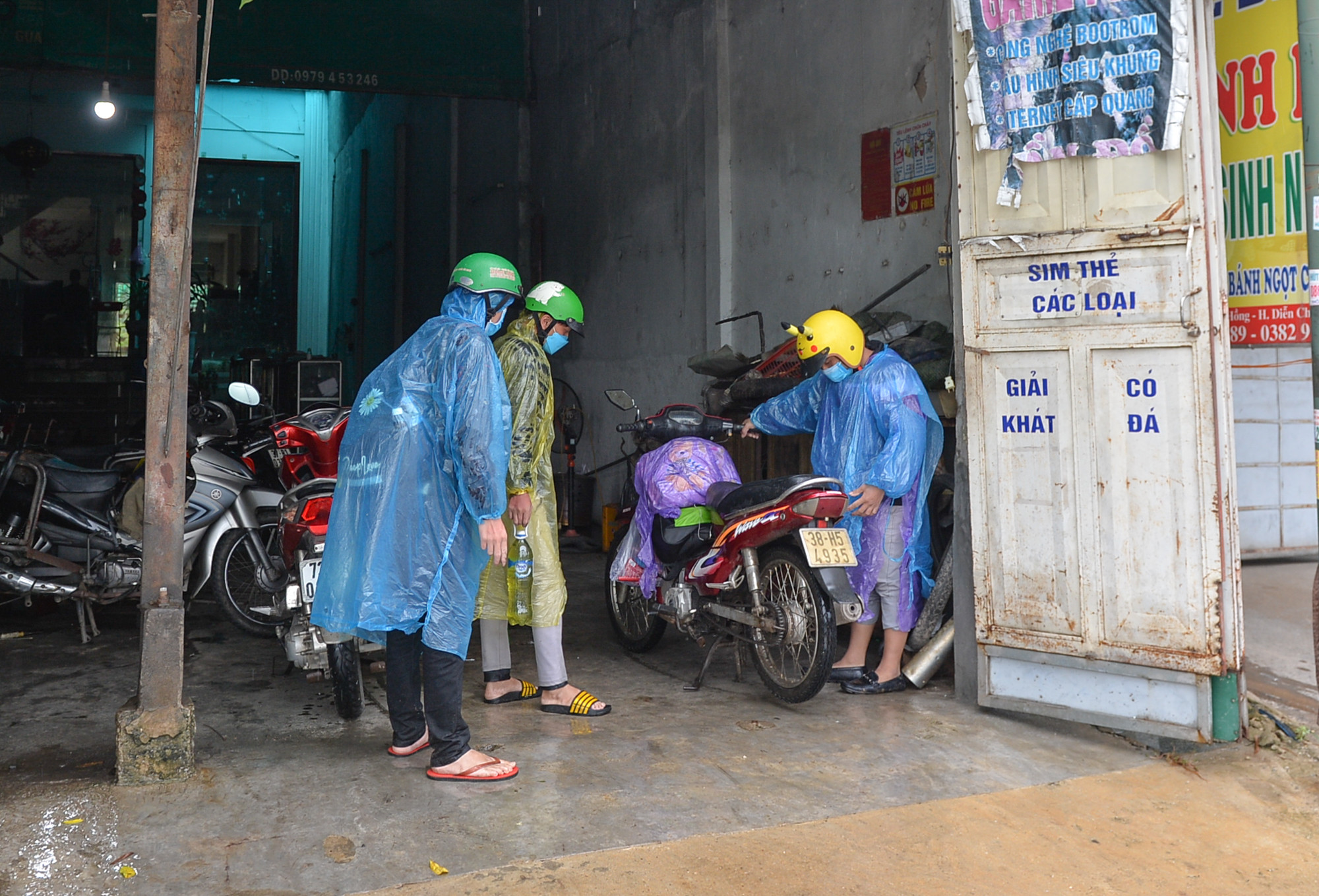 Xe của nhóm anh Lỳ Bá Xài hư nên đưa vào sửa tại một cửa hàng ở huyện Diễn Châu. Ảnh Thành Cường