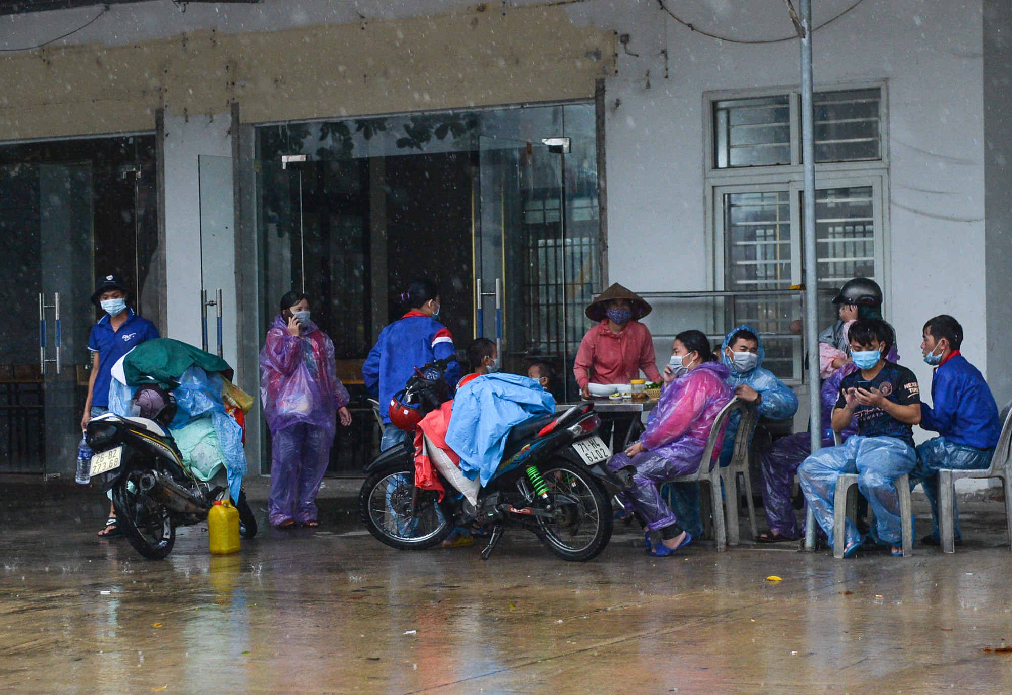 Họ sử dụng các dịch vụ ăn uống tại hàng quán ở huyện Nghi Lộc trên đường hồi hương. Ảnh: Thành Cường
