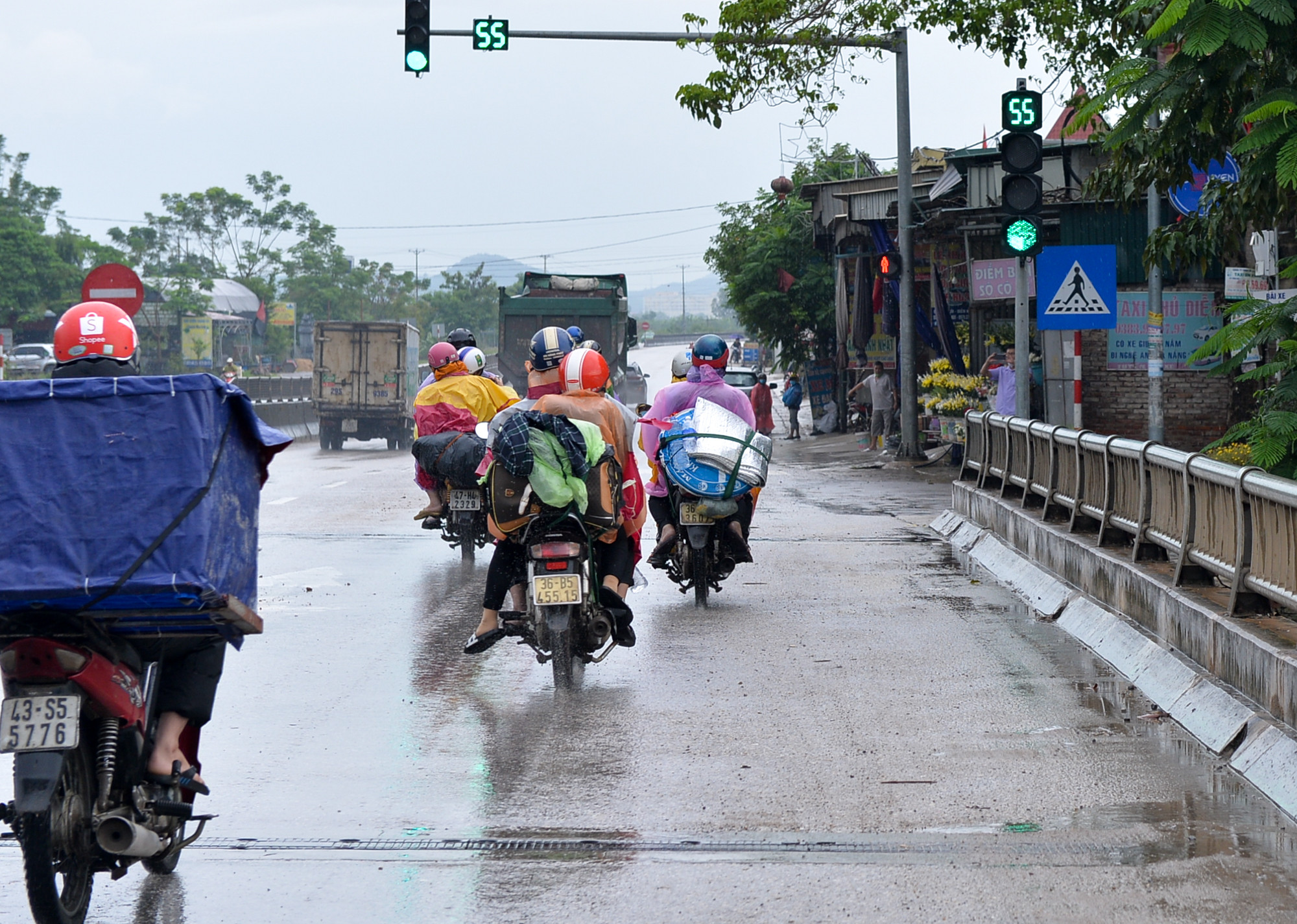 Trong buổi sáng và trưa ngày 6/10, có nhiều nhóm công dân tỉnh khác đi rải rác trên Quốc lộ 1A qua địa bàn Nghệ An. Ảnh Thành Cường