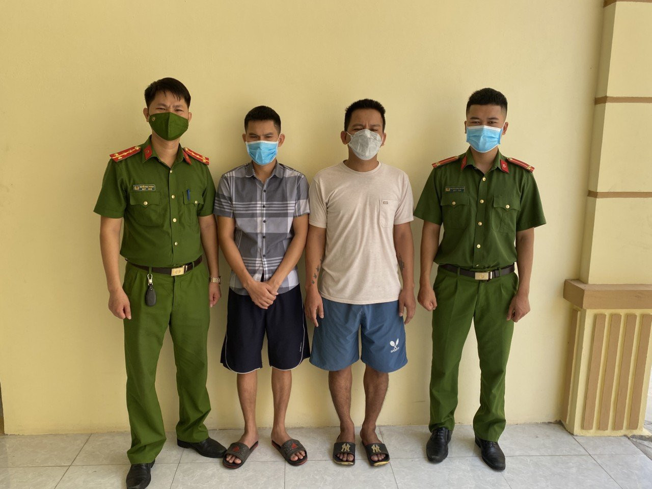 02 đối tượng Trần Văn Nam và Mai Ngọc Minh (giữa) hiện đang bị tạm giữ về hành vi lừa đảo chiếm đoạt tài sản. Ảnh: Hồng Ngọc