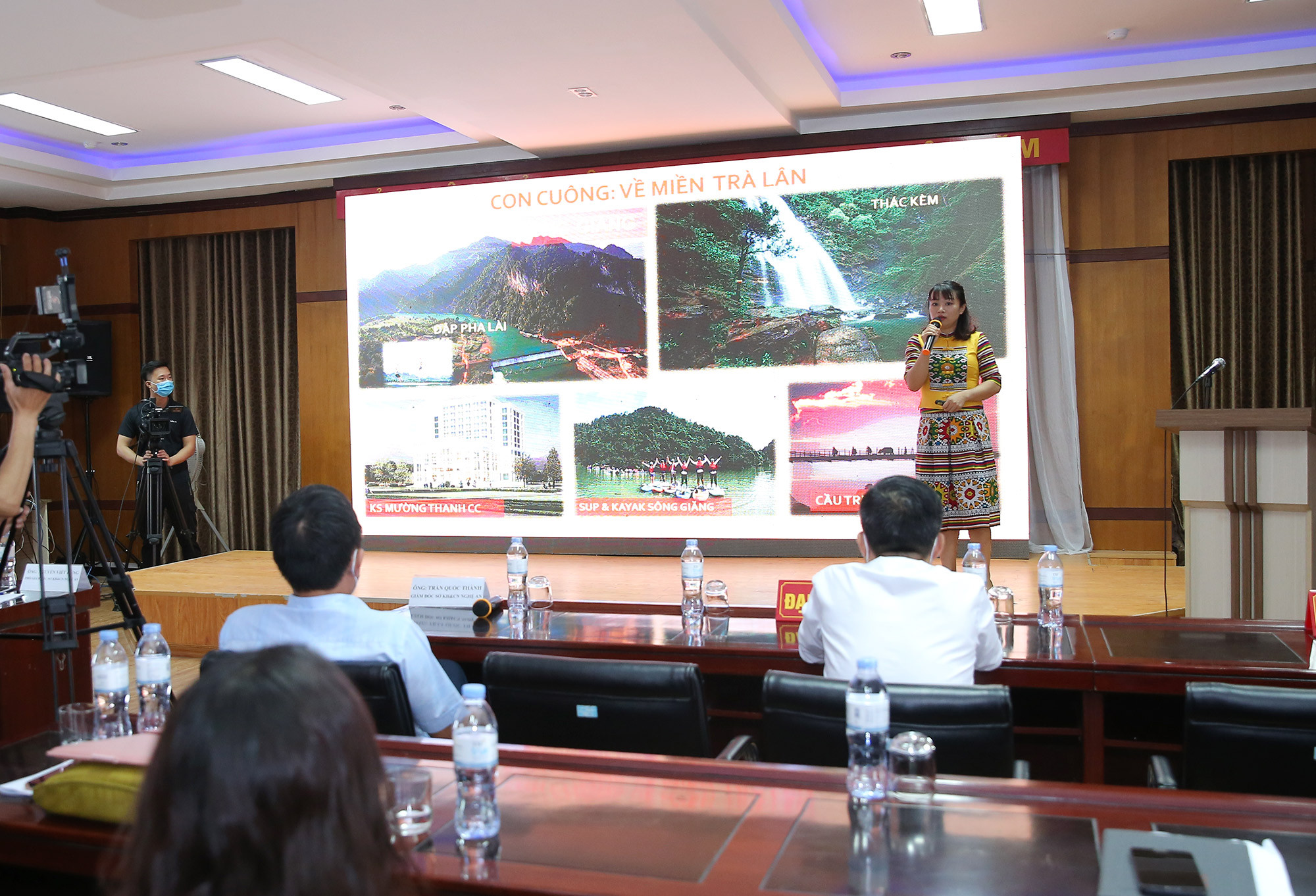 Đại diện dự án khu du lịch sinh thái Phà Lài trình bày phần dự thi. Ảnh: Lâm Tùng