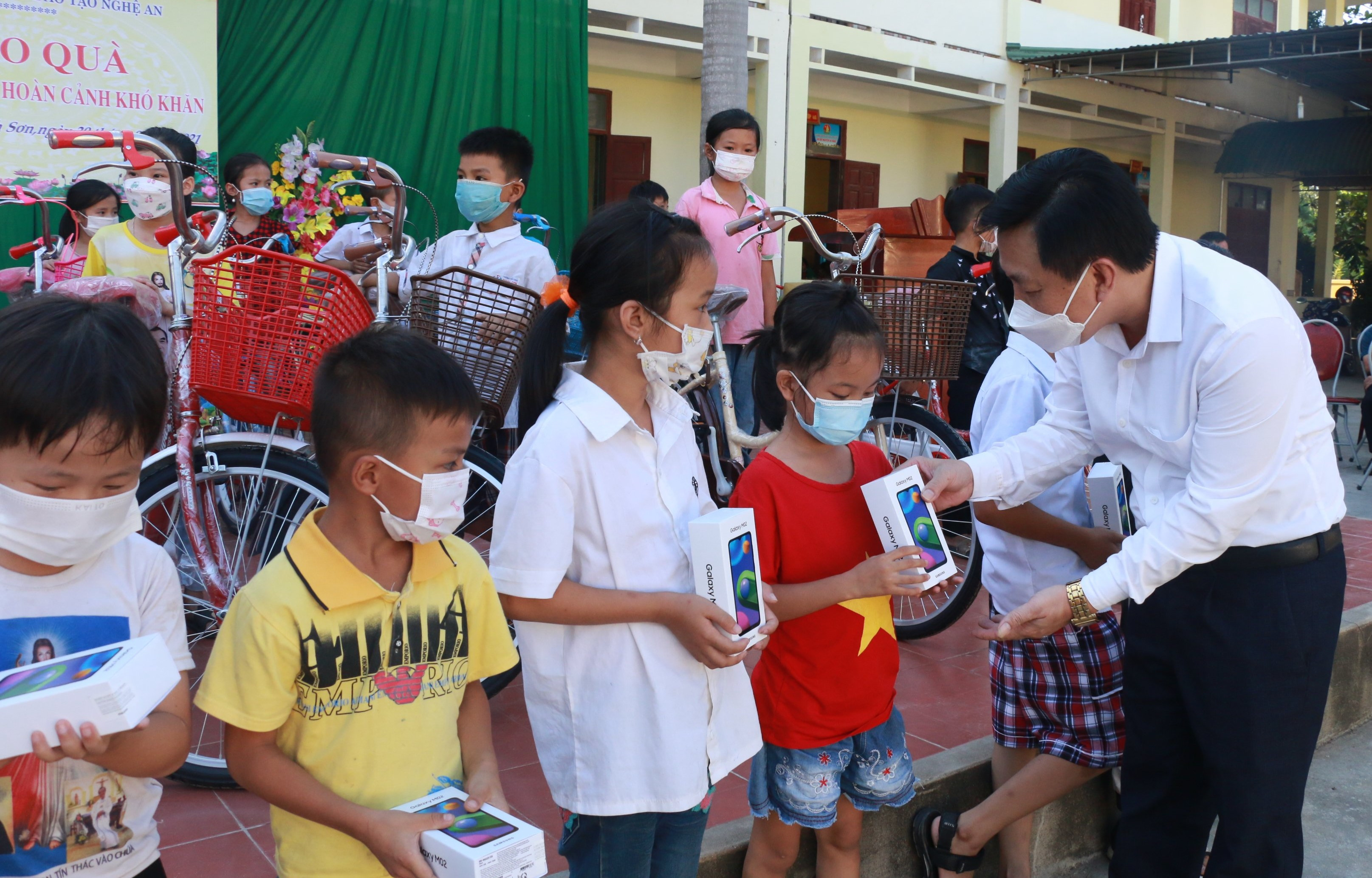 Ngành giáo dục trao phương tiên học trực tuyến cho học sinh khó khăn trên địa bàn huyện Anh Sơn. Ảnh: MH.