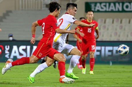 Tiền đạo Nguyễn Tiến Linh (áo trắng) đã có 6 bàn thắng tại vòng loại World Cup 2022 khu vực châu Á. Ảnh: AFC