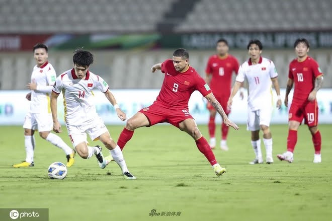 Phần lớn thời gian của trận đấu, Đội tuyển Trung Quốc (áo đỏ) chỉ chơi theo kiểu rình rập. Ảnh: SINA