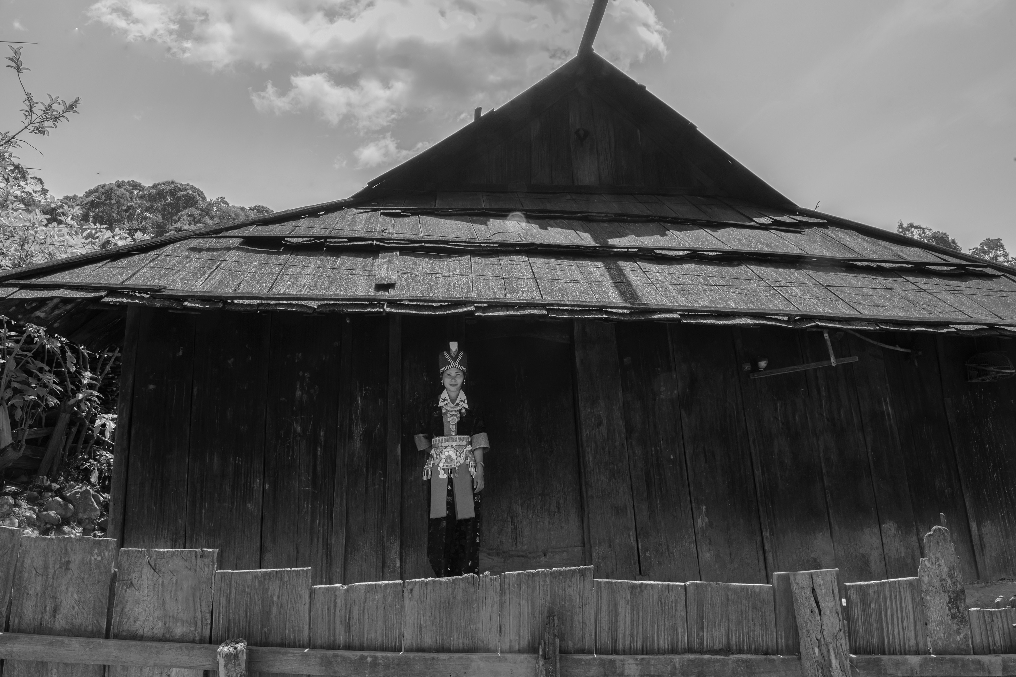Mái nhà gỗ cổ của đồng bào Mông.