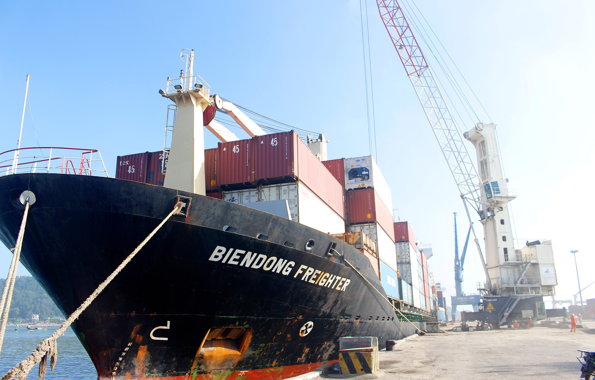 Xuất khẩu hàng hóa ở cảng Cửa Lò. Ảnh: Trân Châu