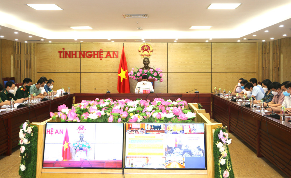 Đại diện các sở ngành là thành viên Ban chỉ huy Phòng chống thiên tai và cứu nạn tỉnh Nghệ An tham gia họp trực tuyến. Ảnh: Nguyễn Hải