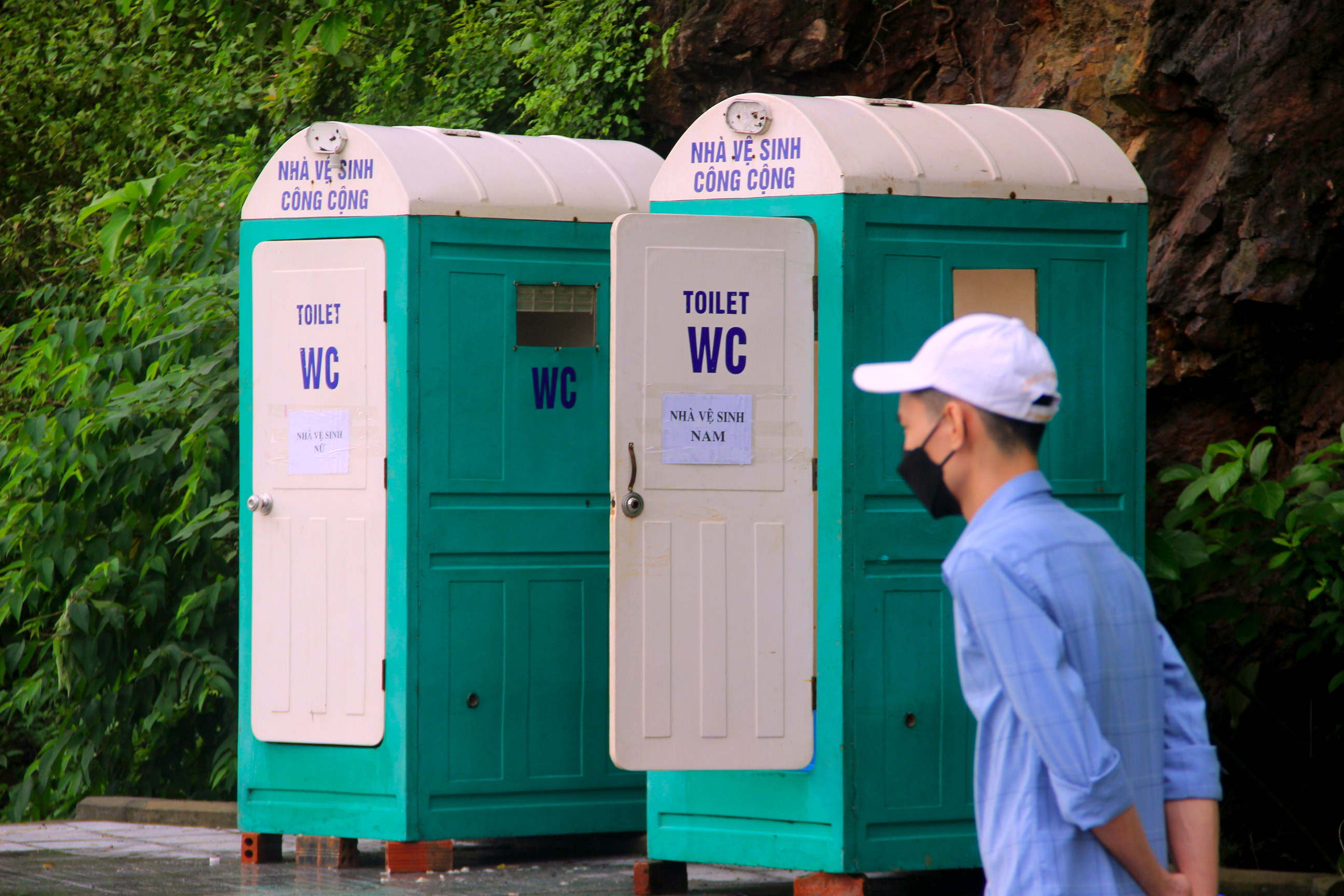 Nhà vệ sinh công cộng cũng đã được lắp đặt để phục vụ người dân. Ảnh: Quang An
