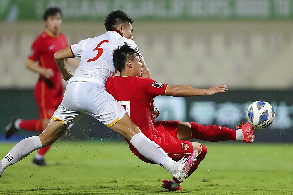 Thanh Bình không kèm được Wu Lei, để tiền đạo của Trung Quốc ghi bàn ấn định chiến thắng 3-2 ở phút bù giờ thứ năm ở vòng loại World Cup 2022. Ảnh: AFP
