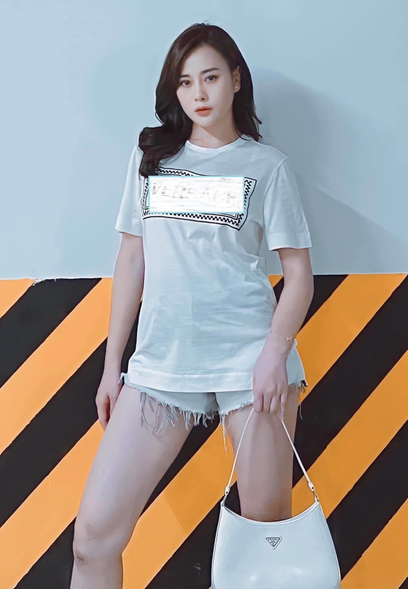 Mặc dù gu thời trang của Phương Oanh được khán giả yêu thích nhưng trong phim, cô không ít lần vấp phải tranh cãi bởi cách phối đồ nhàm chán. Phương Oanh từng cho biết đó là tạo hình của nhân vật, buộc diễn viên phải ăn mặc phù hợp với bối cảnh và vai diễn. 