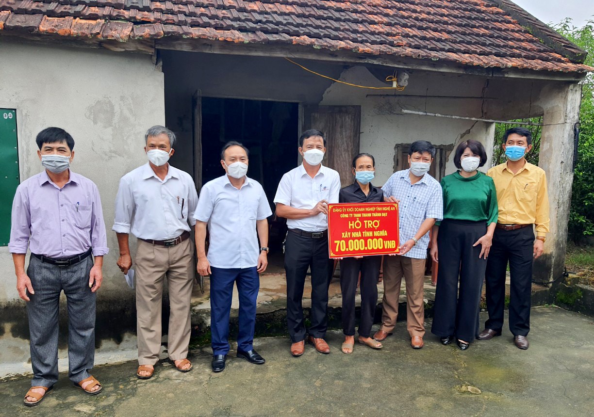 Trao nhà tình nghĩa cho gia đình bà Trần Thị Niêm ở xã Nam Nghĩa, huyện Nam Đàn. Ảnh: Minh Huệ