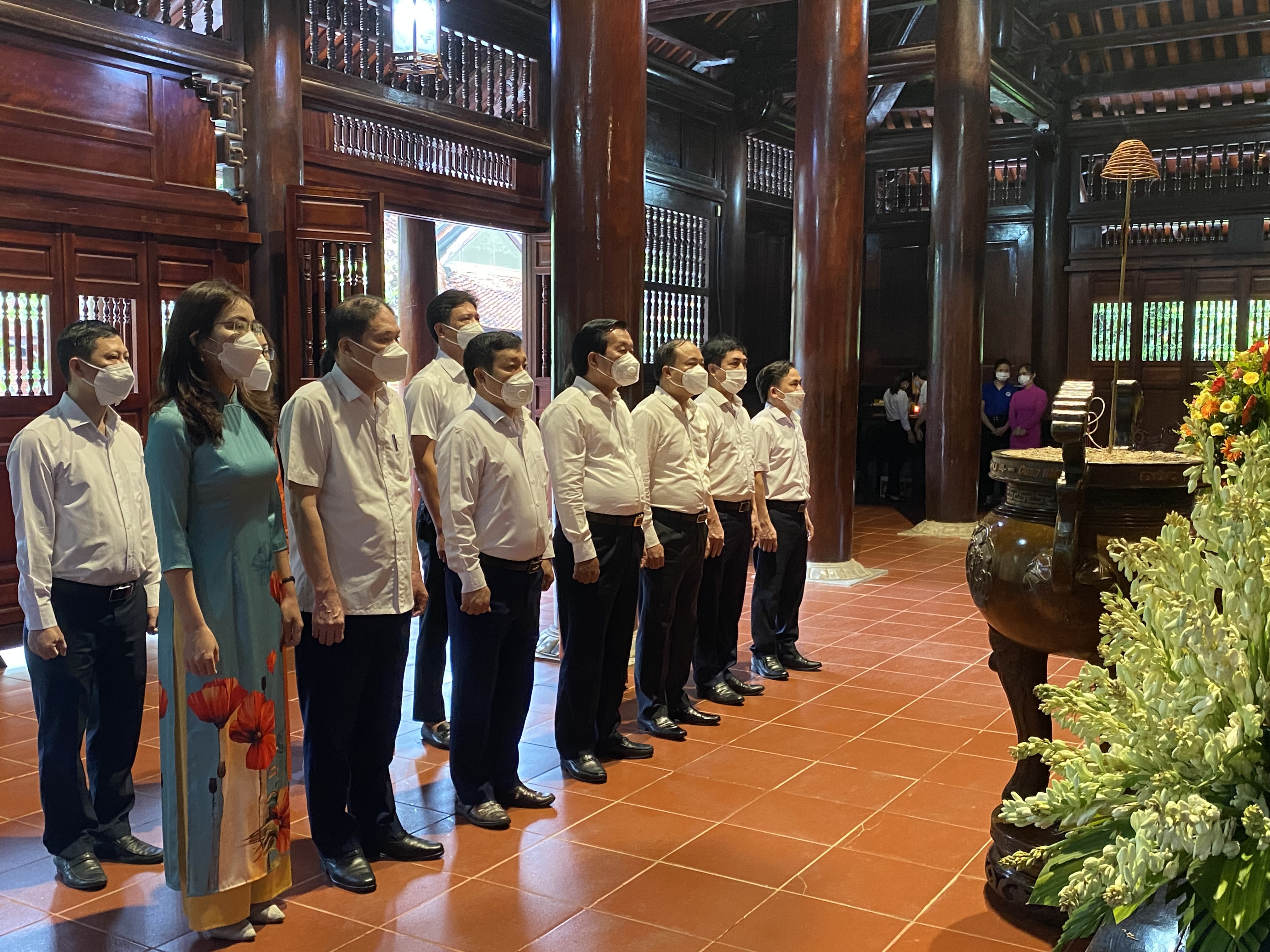 Đồng chí Lê Đức Cường cùng đoàn cán bộ, công chức Ban Tổ chức Tỉnh ủy dâng hoa, dâng hương tại Khu Di tích lịch sử quốc gia đặc biệt Kim Liên (huyện Nam Đàn). Ảnh: Trần Anh Hoa