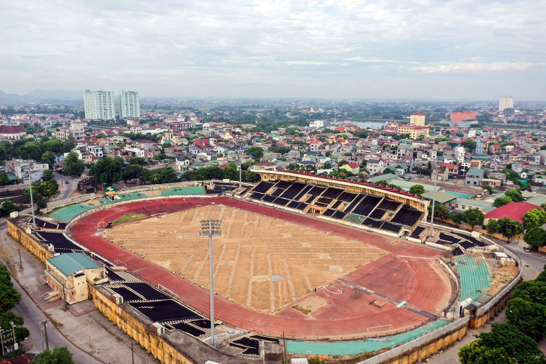 Sân Vinh đang được tiến hành nâng cấp, sửa chữa để có thể sử dụng trong mùa giải V.League 2022. Ảnh: SN