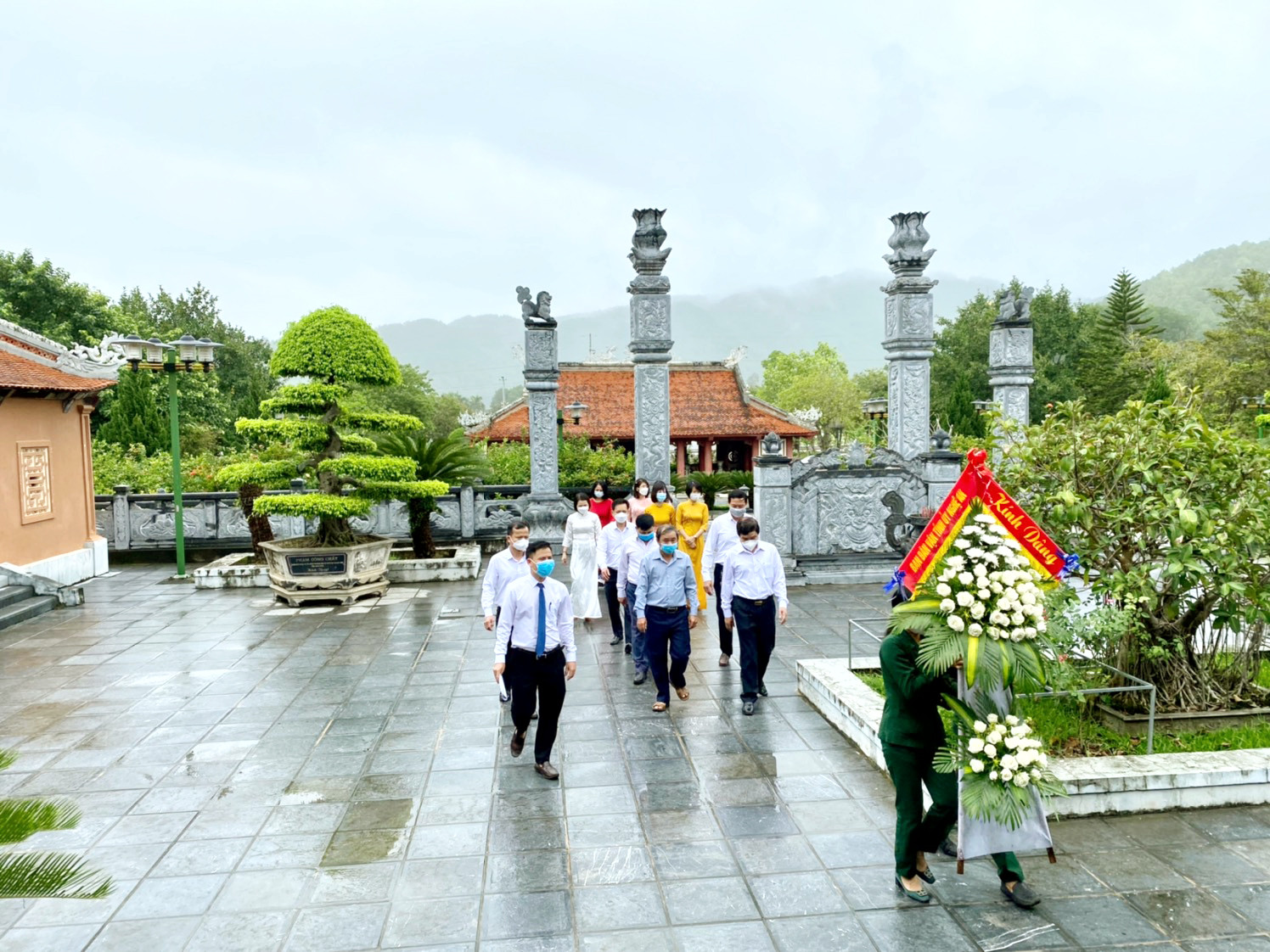 Cán bộ, công chức Ban Dân vận Tỉnh ủy Nghệ An dâng hoa tại Khu Di tích lịch sử Truông Bồn. Ảnh: Trần Thanh Hà