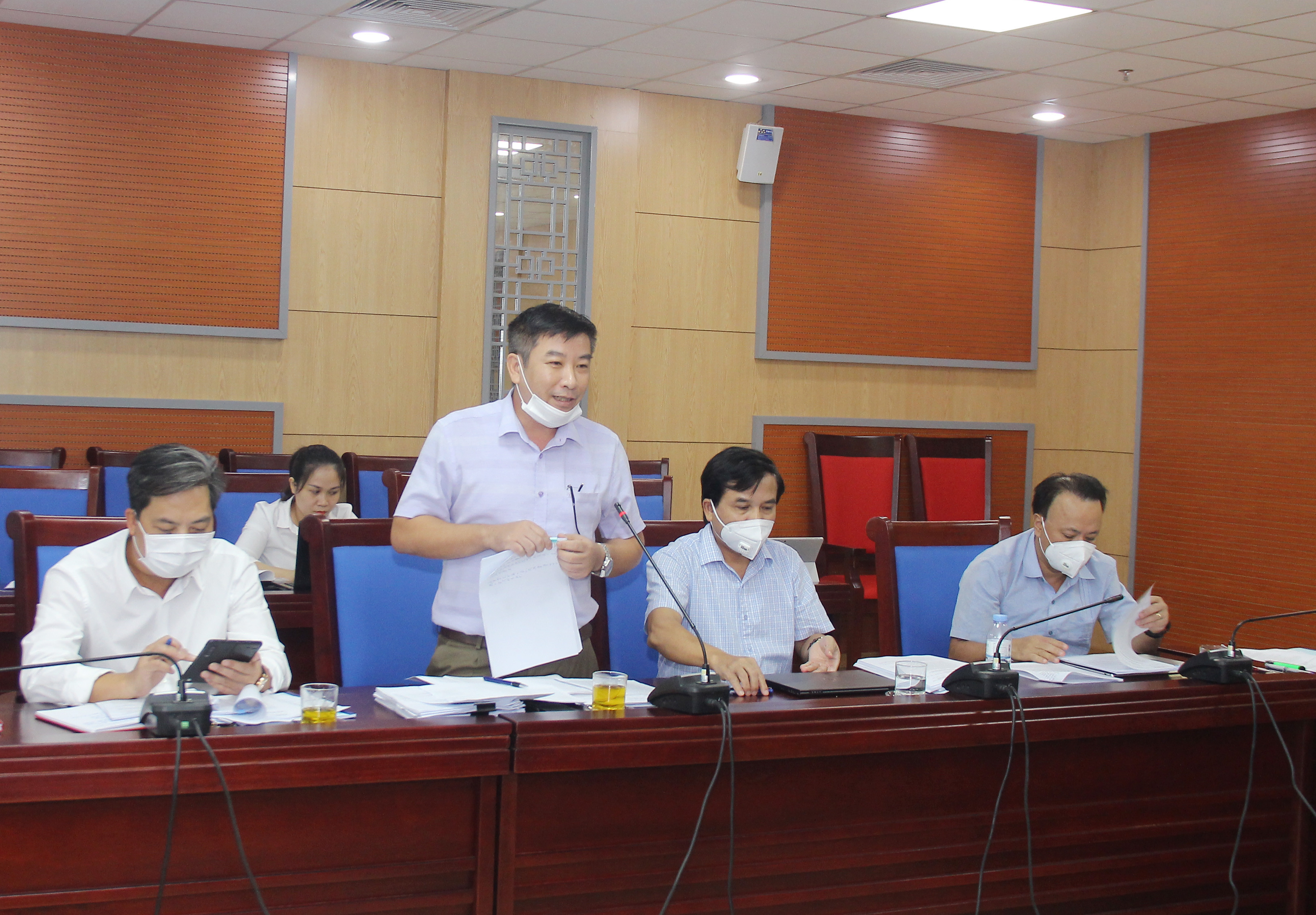 Phó trưởng ban Kịnh tế - Ngân sách HĐND tỉnh, Hoàng Lân tham gia ý kiến tại cuộc họp. Ảnh: Mai Hoa